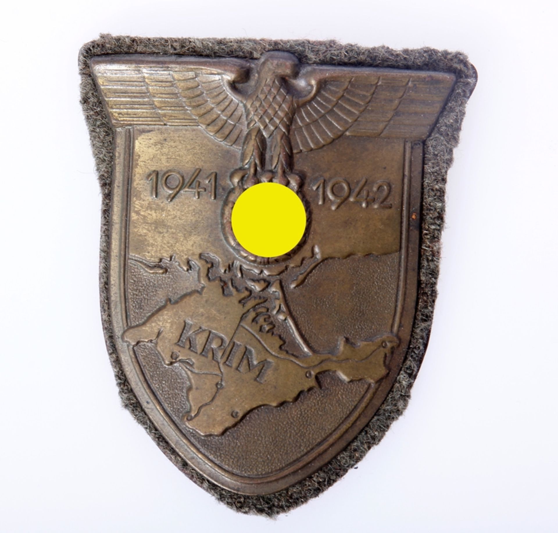 Krimschild 1941/1942 mit Heeresstoff, Schild mit Gegenplatte, Stoff und Papierabdeckung, Eisen,