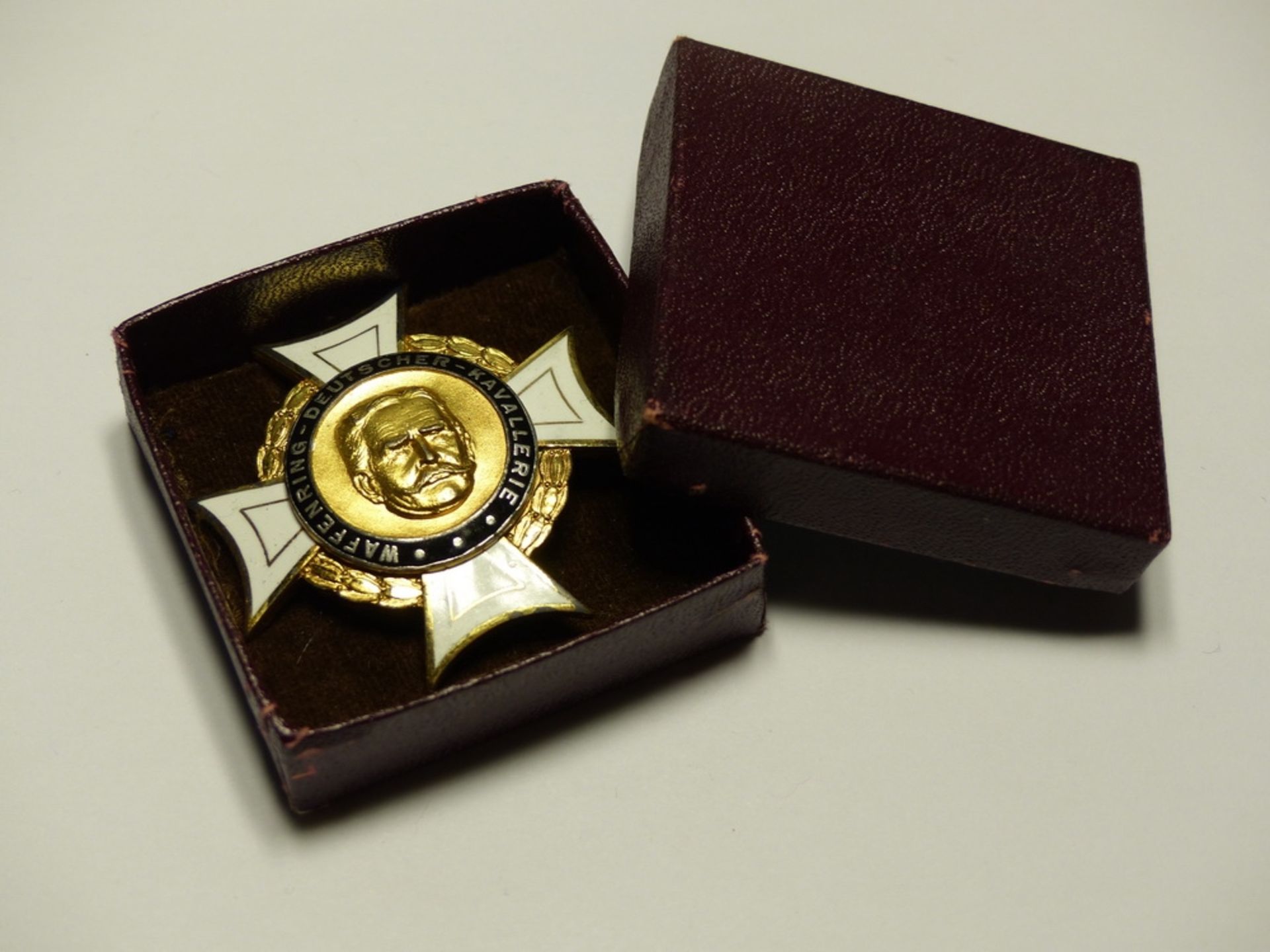 Mackensen Ehrenkreuz 1. Klasse im Etui, vergoldetes Steckkreuz, emaillierte Kreuzarme, - Bild 3 aus 4