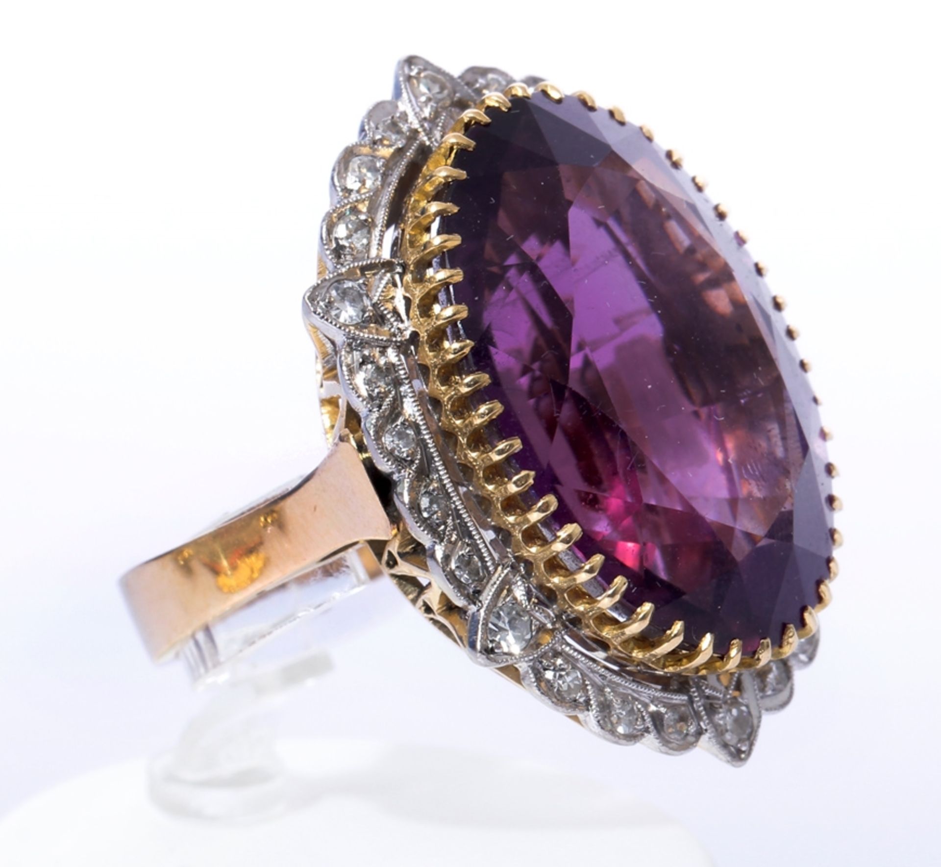 Juwelenring 750er Gold, Amethyst im Ovalschliff von 23x16mm und Diamanten. Wohl 50er Jahre.