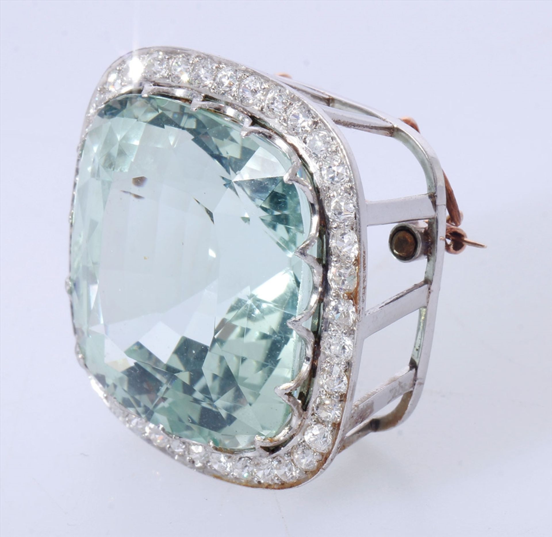 Brosche/Anhänger, 750 WG, Aquamarin, ca. 56,8 Karat, 39 Diamanten im Altschliff mit 1,30ct. . Mit - Bild 2 aus 3