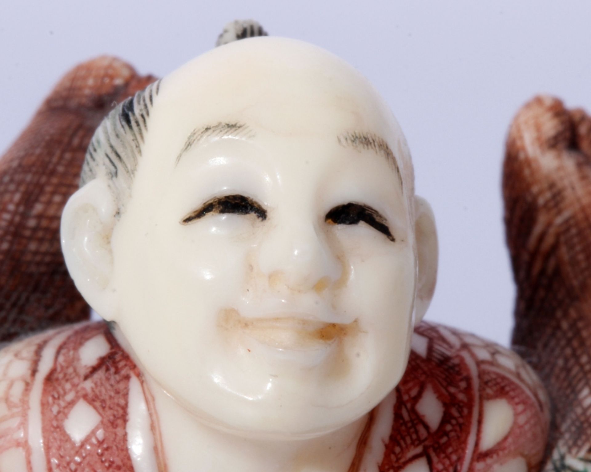 Kleines Shunga-Okimono, Elfenbein, partiell gefärbt, Japan, 1.Hälfte 20.Jh., erotische Darstellung - Bild 4 aus 9