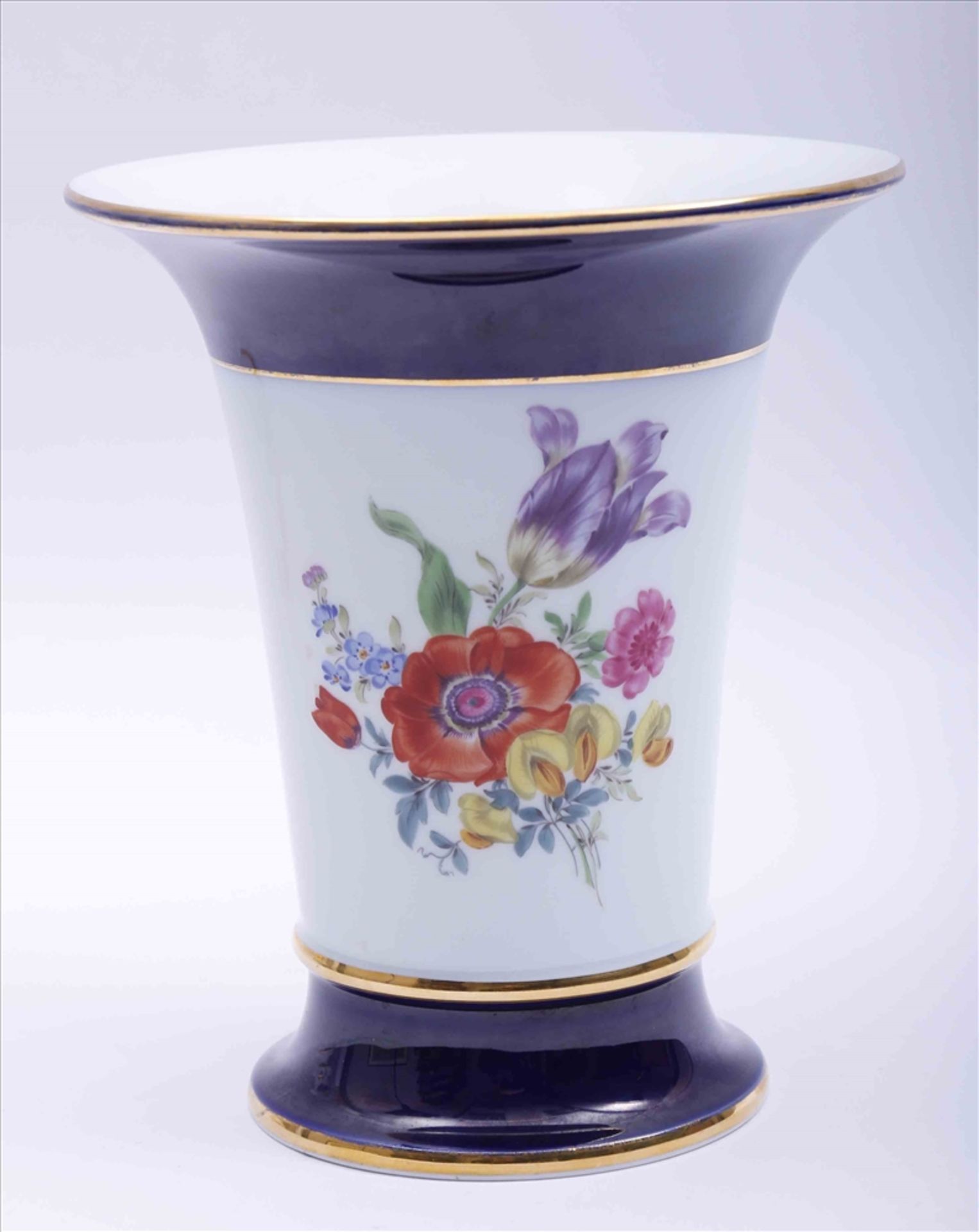 Vase, Meissen, 20.Jh., Bouquetdekor, gerahmt von kobaltblauen Bändern, Porzellan, H: 19cm, Fuß - Bild 2 aus 3