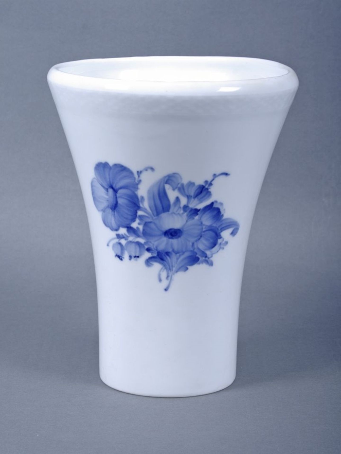 Ziervase, Royal Copenhagen, um 1920, Trichterform, Dekor "Blaue Blume", Porzellan, unterglasurblau