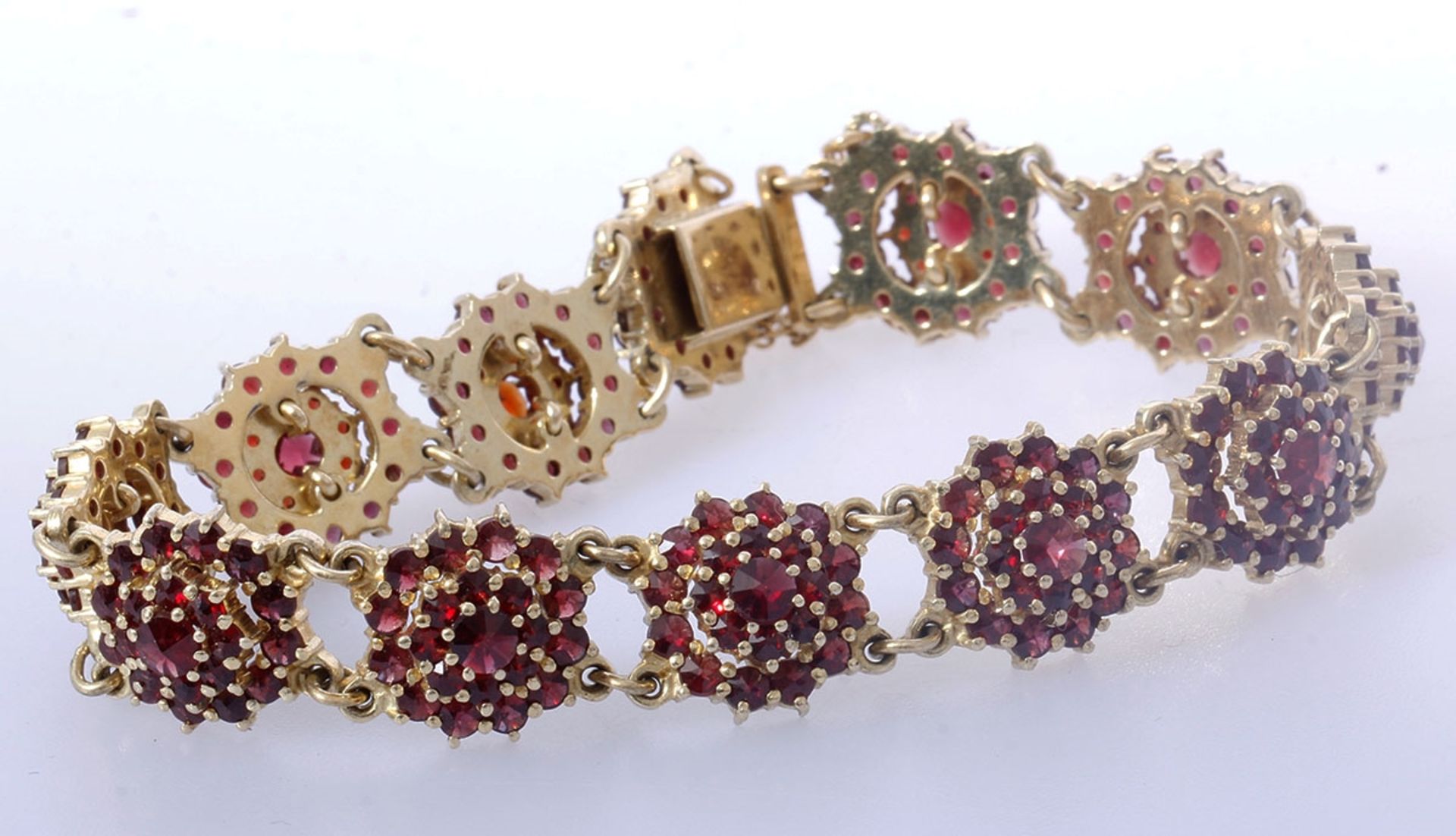 Armband aus Tombak mit GranatbesatzArmband besetzt mit Granatsteinen, Tombak, ca. 19cm Länge,