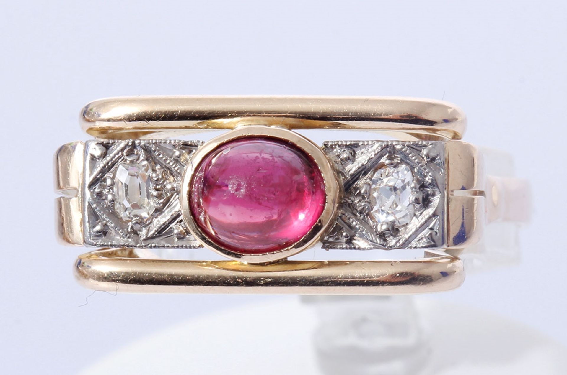 Art Deco Ring, 585 Gelbgold, roter Turmalin Cabochon und Diamanten, 3,55 Gramm. Diamanten im