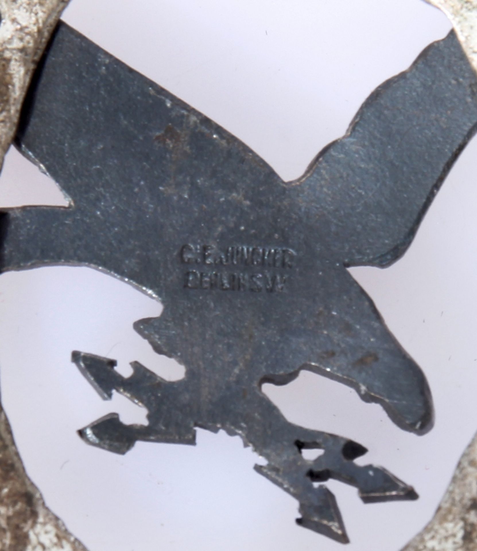 Fliegerschützenabzeichen mit Blitzbündel, Buntmetall, Hersteller C.E. Juncker Berlin, Ausführung J1, - Bild 3 aus 6