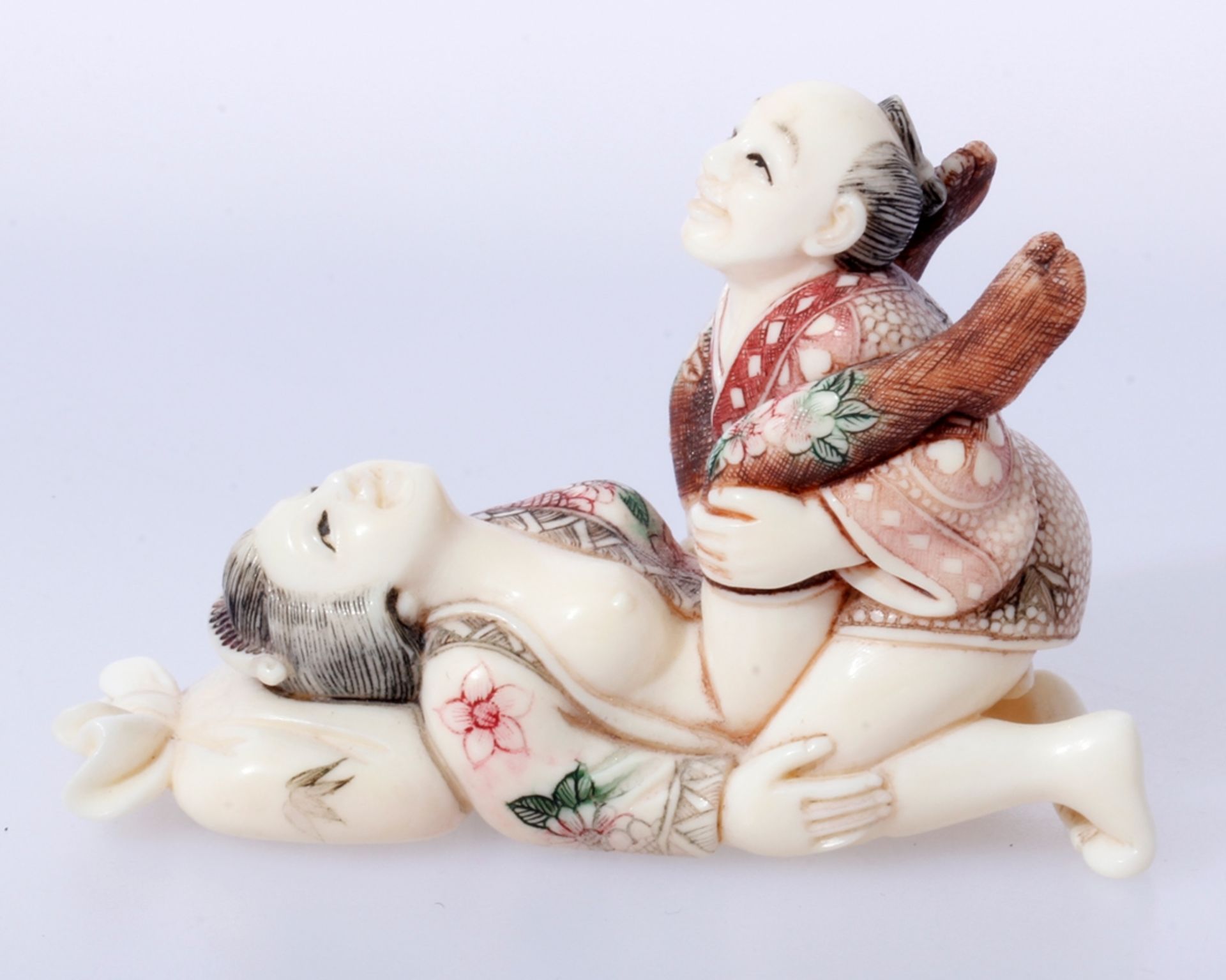 Kleines Shunga-Okimono, Elfenbein, partiell gefärbt, Japan, 1.Hälfte 20.Jh., erotische Darstellung - Bild 3 aus 9