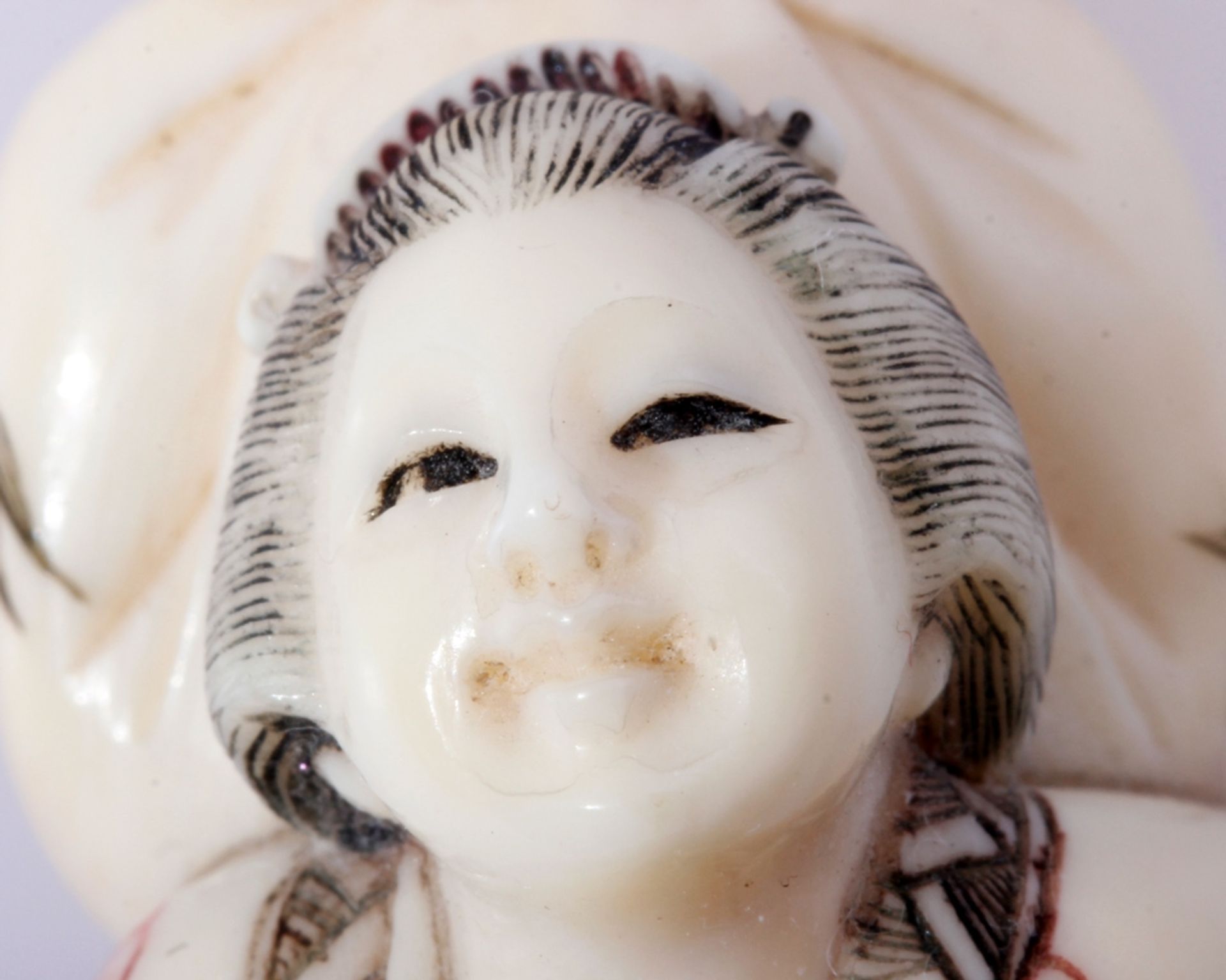 Kleines Shunga-Okimono, Elfenbein, partiell gefärbt, Japan, 1.Hälfte 20.Jh., erotische Darstellung - Bild 5 aus 9