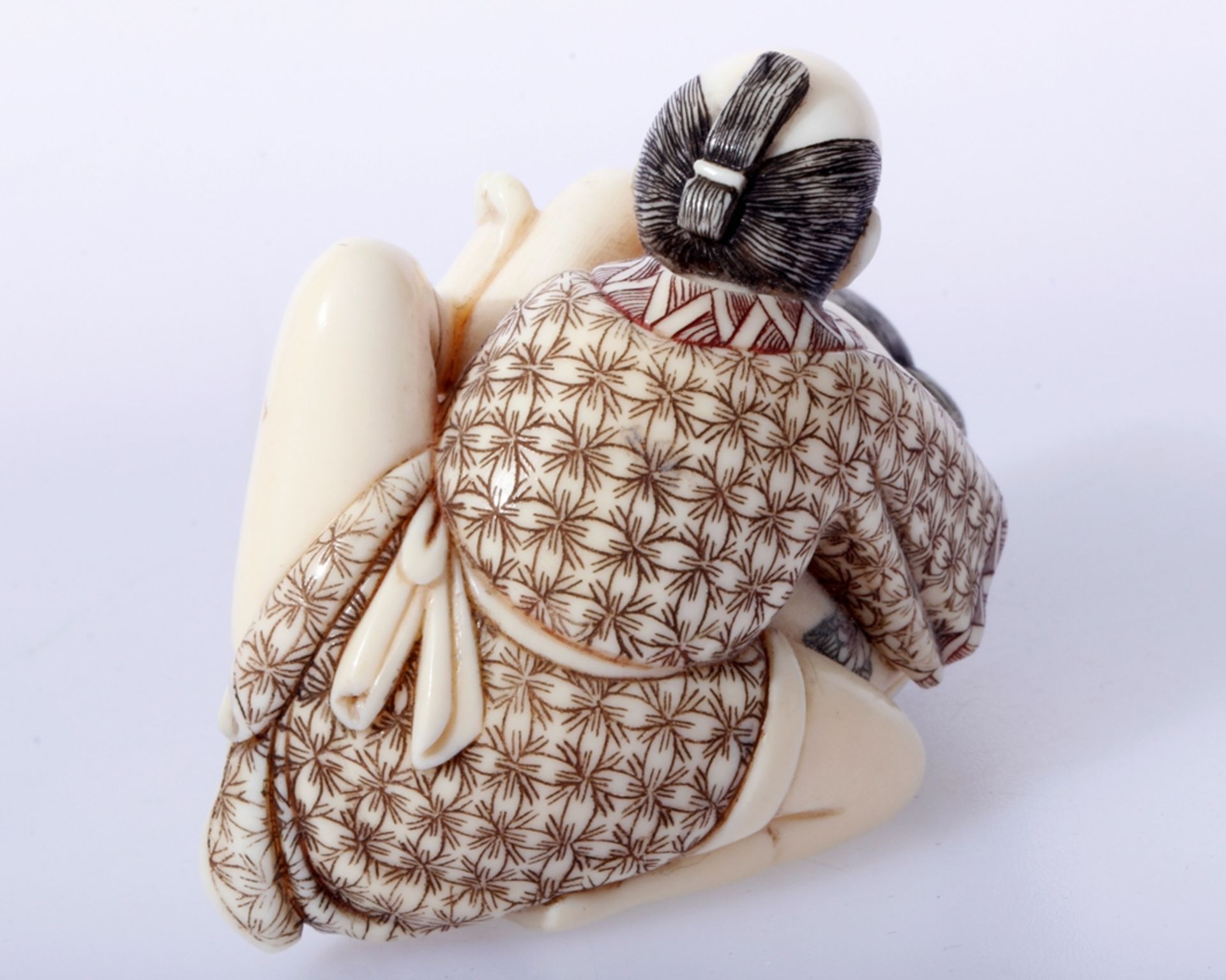 Kleines Shunga-Okimono, Elfenbein, partiell gefärbt, Japan, 1.Hälfte 20.Jh., erotische Darstellung - Image 5 of 7