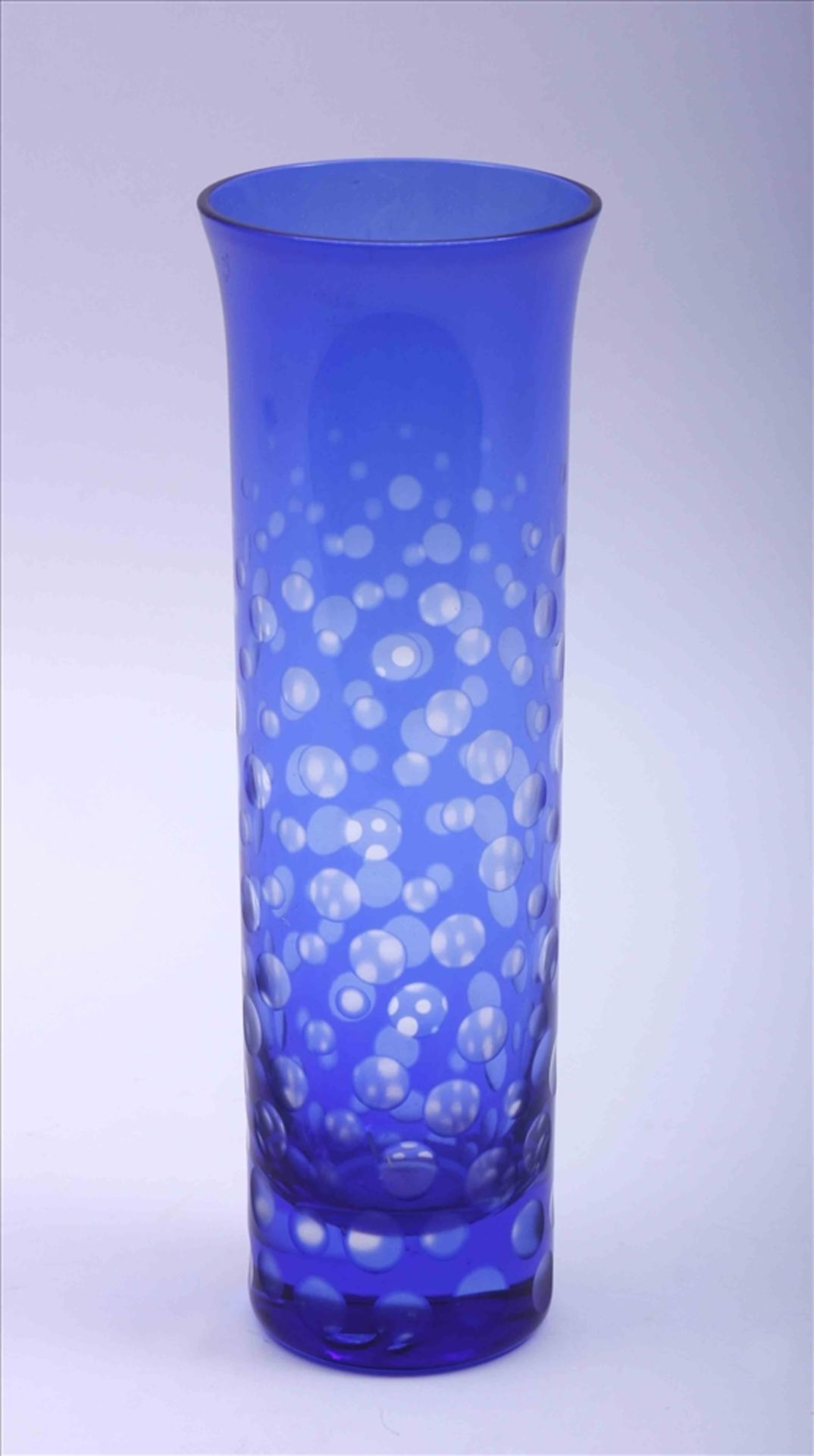 Stangenvase, Rotter, Lübeck, zylindrische Form m. ausgestelltem Rand, Punktschliff, blau überfangen,