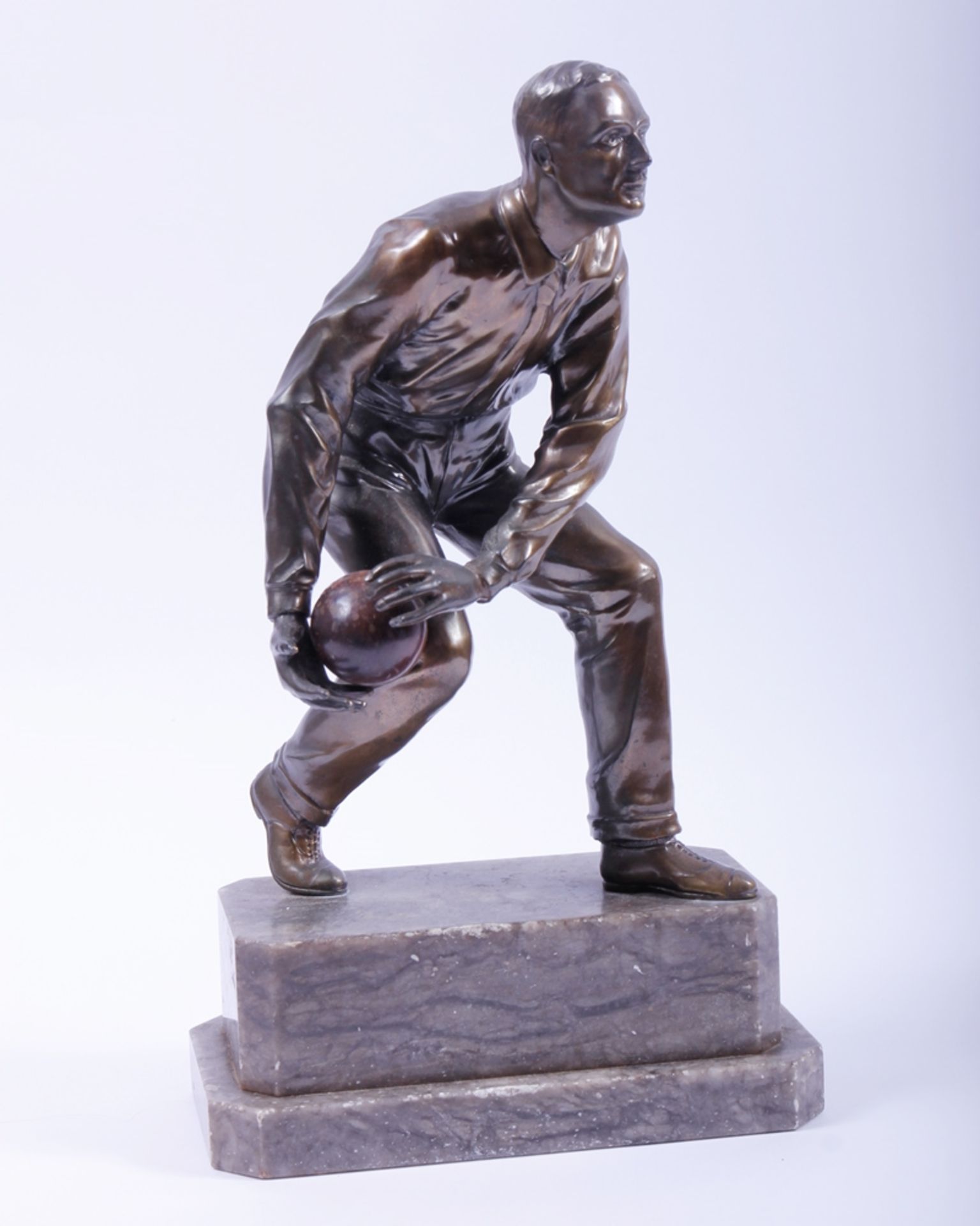 Der Kegler, figürliche Bronze, Mann in ausholender Pose, mit Holzkugel, unbekannter Künstler, 30er