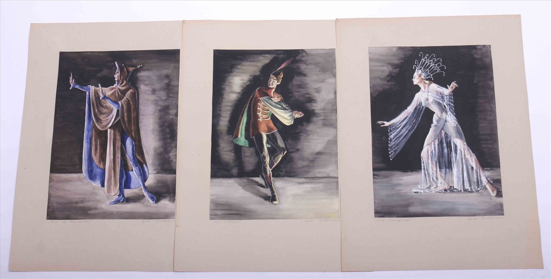 Theaterkostüm-Entwurfszeichnungen von Gerda Bollhorn, 40er/50er Jahre, 8 Stück + 1 Szenenbild, - Image 4 of 5