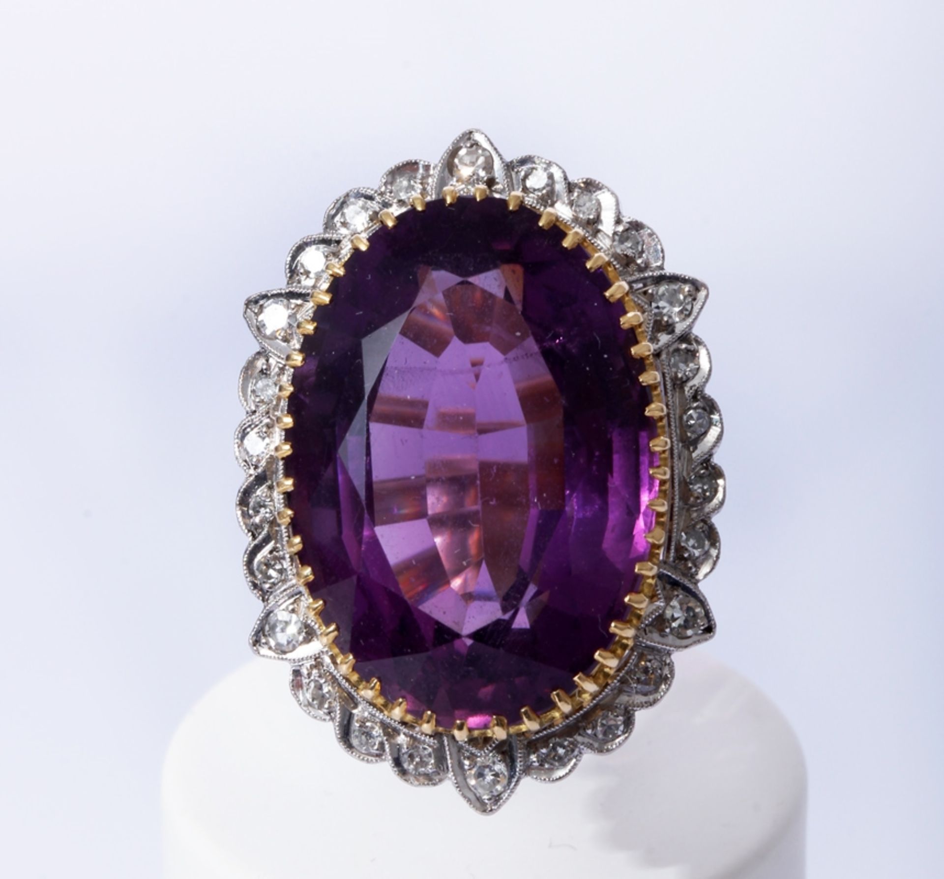 Juwelenring 750er Gold, Amethyst im Ovalschliff von 23x16mm und Diamanten. Wohl 50er Jahre. - Bild 3 aus 4