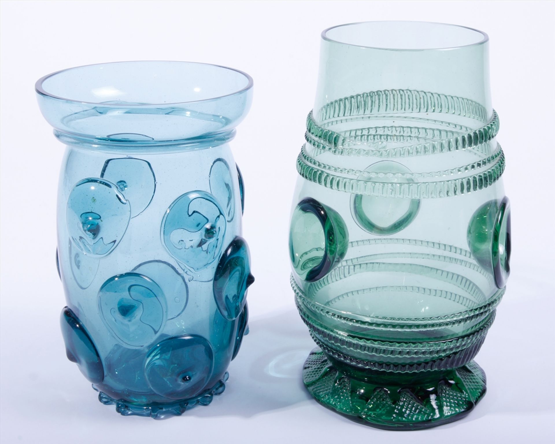 2 Vasen, nach antiken Vorbildern, wohl deutsch, 20.Jh., ovoide Formen, aufgeschmolzener Noppen- bzw.