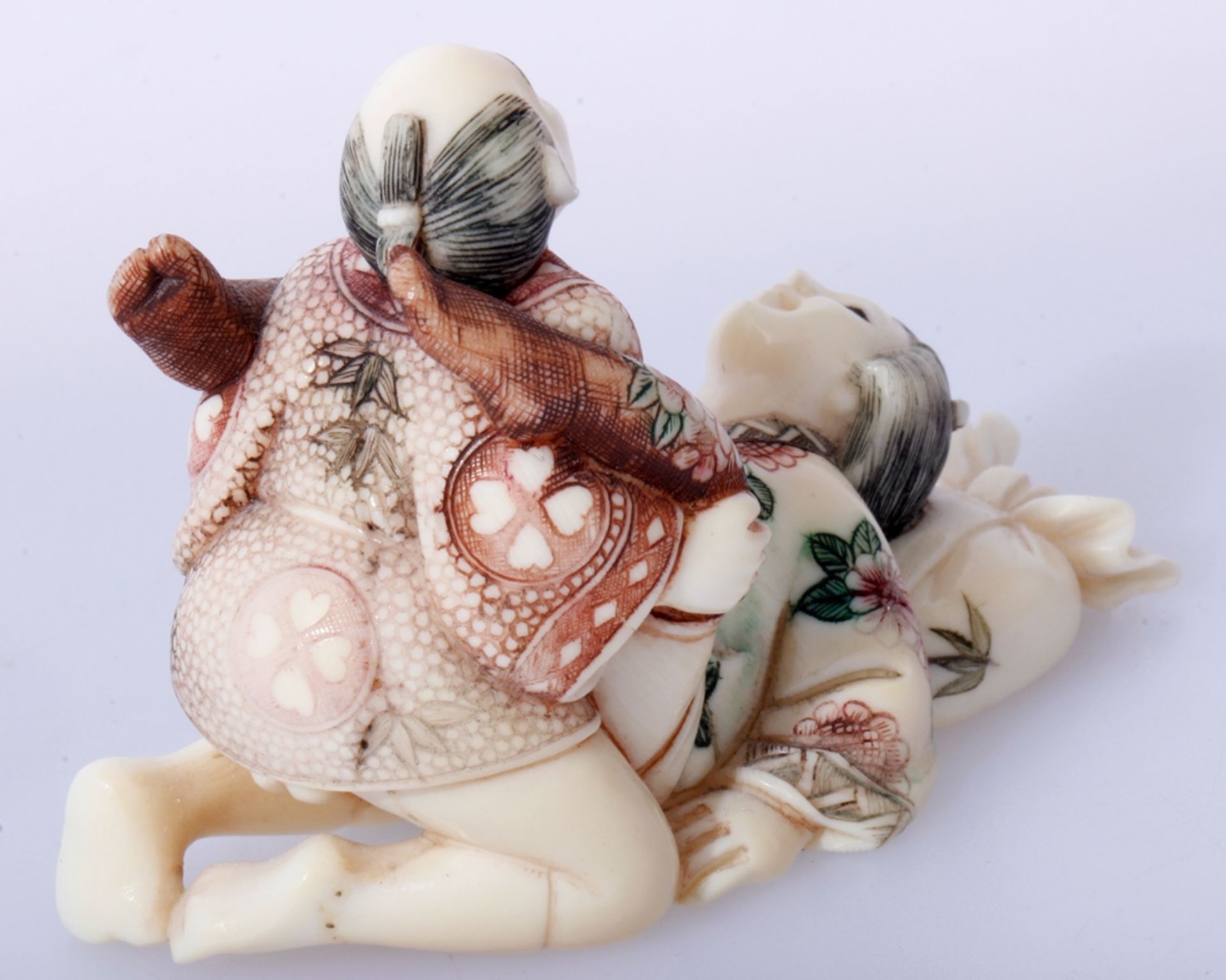 Kleines Shunga-Okimono, Elfenbein, partiell gefärbt, Japan, 1.Hälfte 20.Jh., erotische Darstellung - Bild 9 aus 9