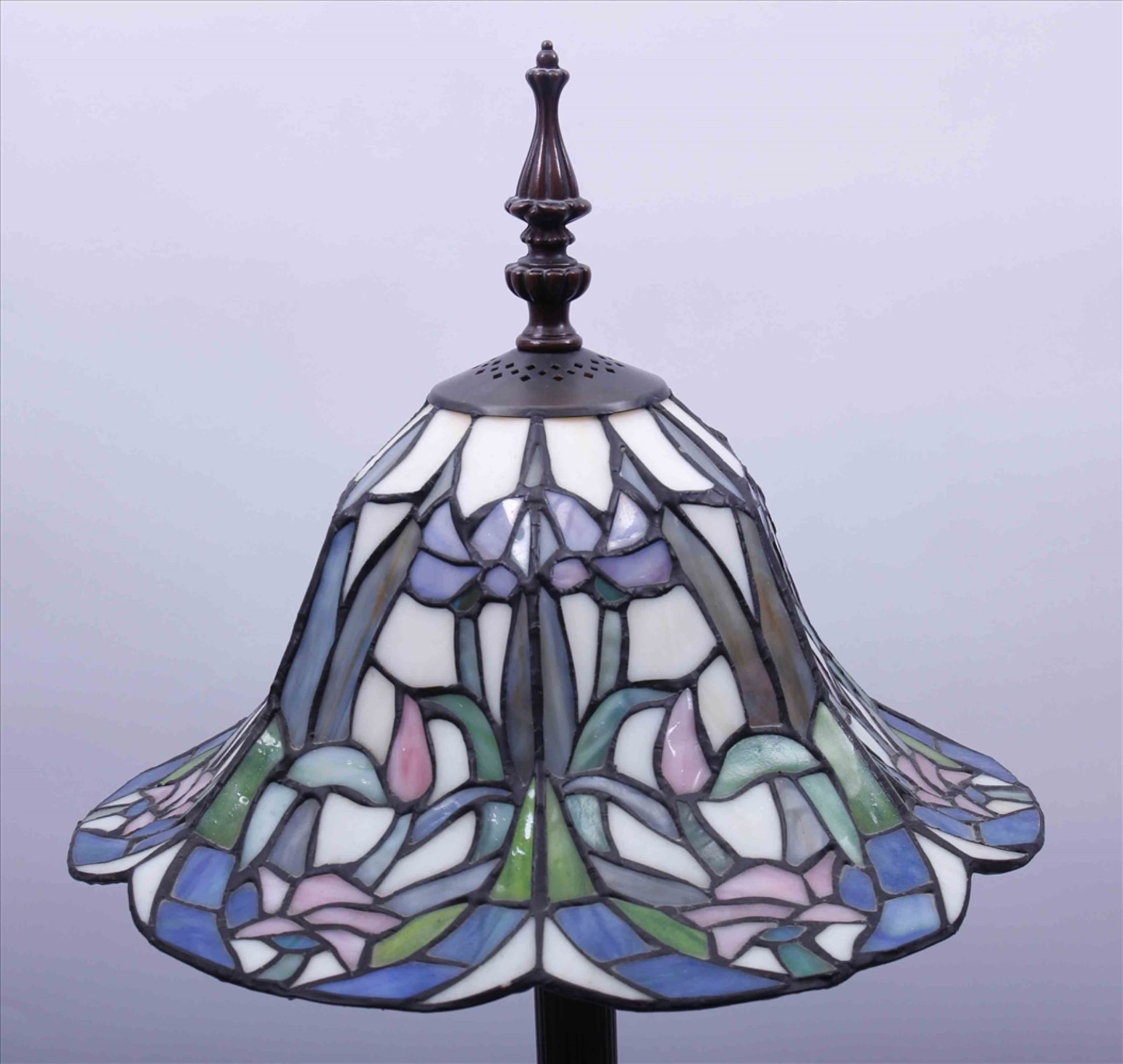 Tischlampe, 20.Jh., Tiffany-Stil, kannelierter Schaft, Bleiglasschirm, H: 71cm - Bild 2 aus 2