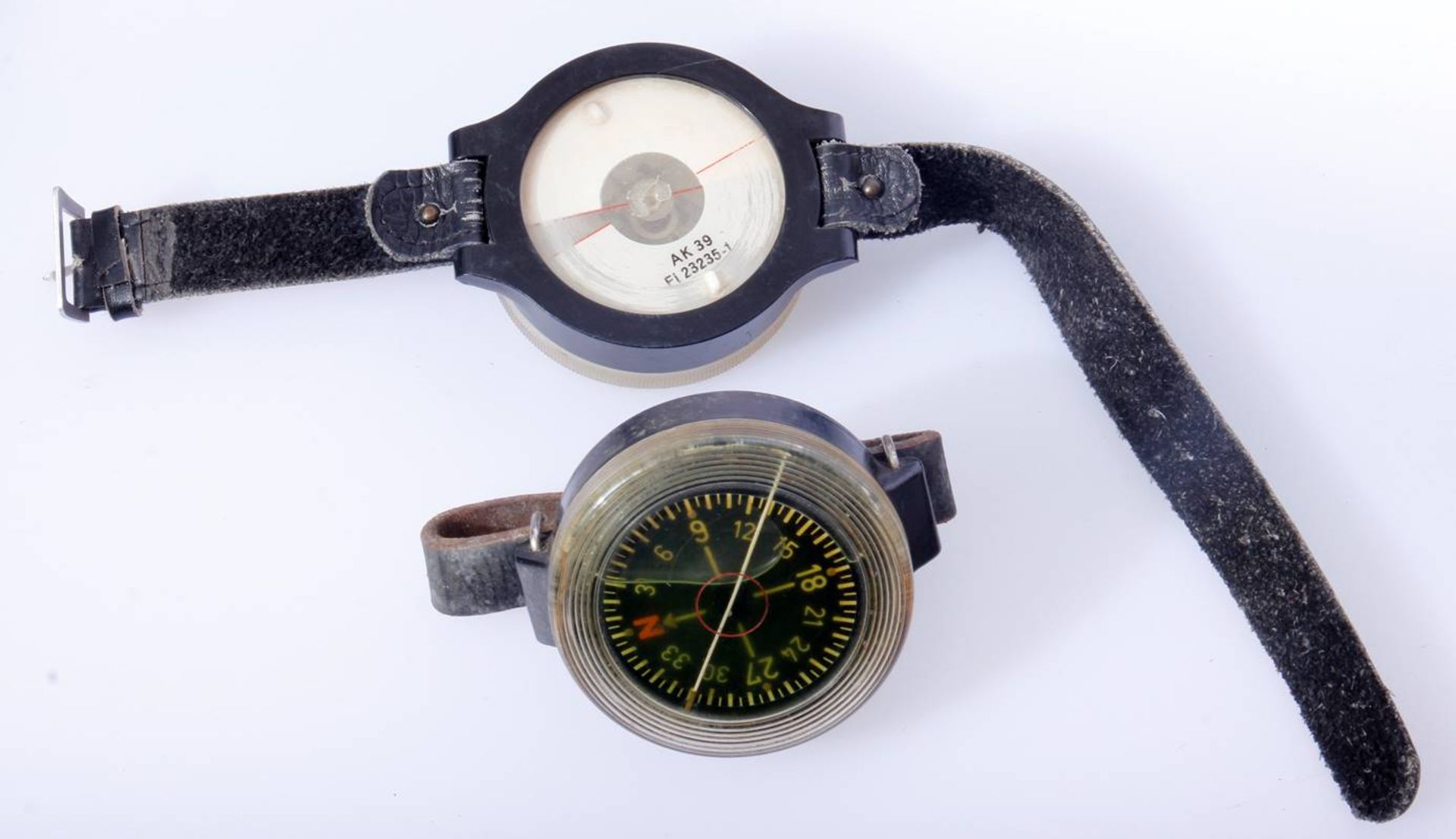 2 x Fliegerkompass Luftwaffe WehrmachtKompass für Fliegendes Personal am Lederband. Einmal mit FL