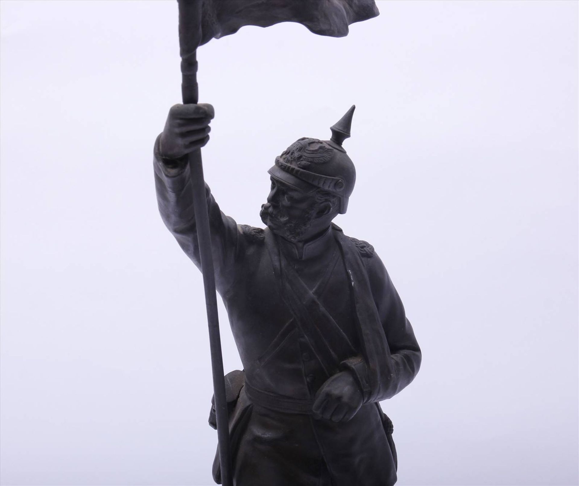 Figürlicher Grauguß, bronziert, Soldat des 1. Weltkriegs mit Pickelhaube, in der rechten Hand - Bild 4 aus 9