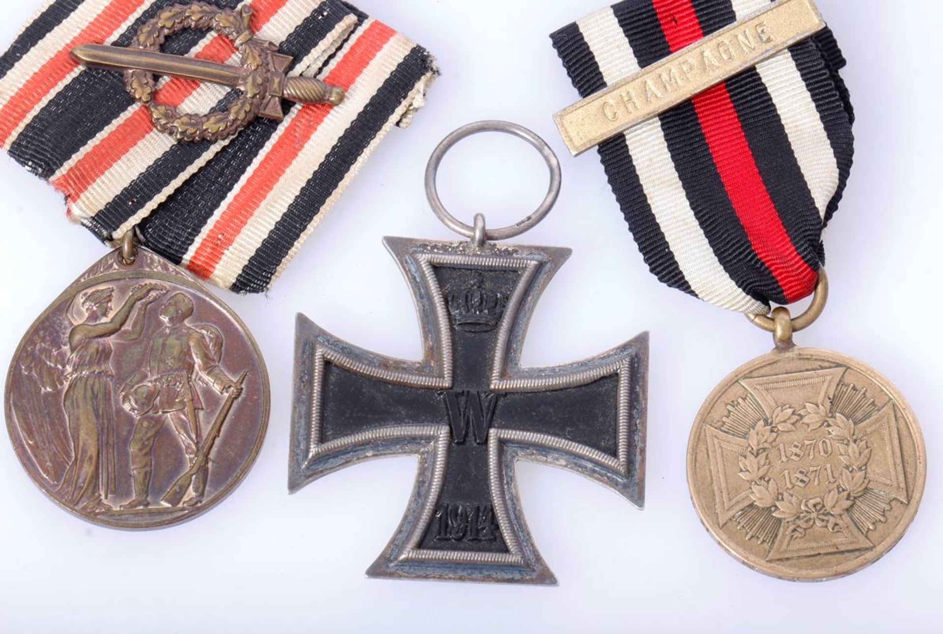 Posten 3 Abzeichen u.a. mit EK 2 1914Eisernes Kreuz 2. Klasse 1914 , Deutsche Ehrendenkmünze des