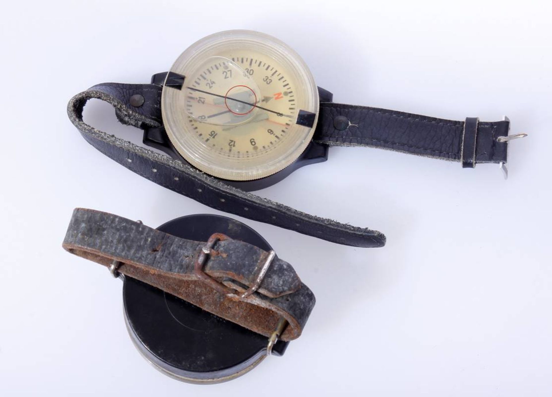 2 x Fliegerkompass Luftwaffe WehrmachtKompass für Fliegendes Personal am Lederband. Einmal mit FL - Bild 2 aus 3