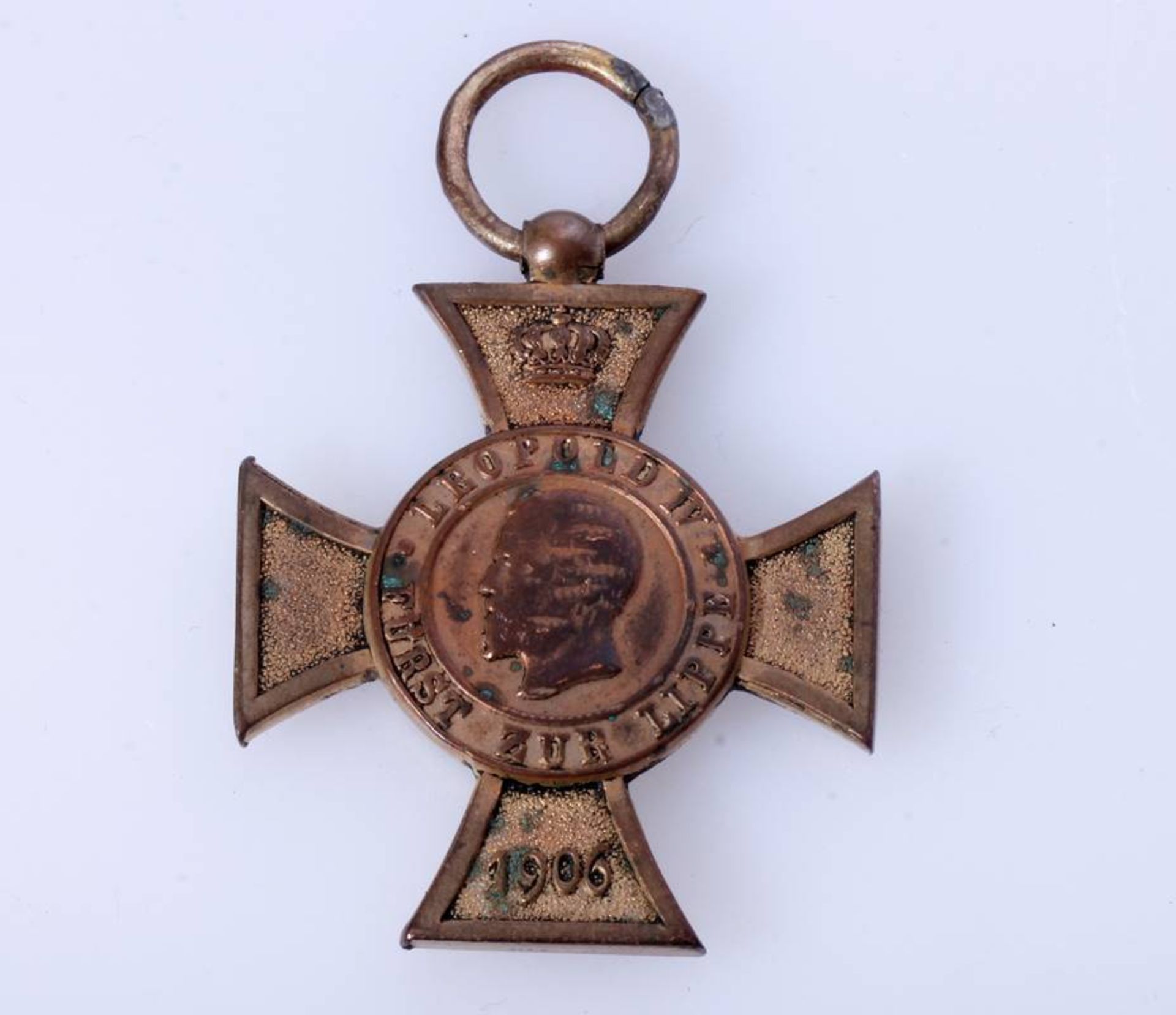 Kriegsverdienstkreuz Lippe-DetmoldFürstentum Lippe-Detmold Kreuz aus Kupfer vergoldet.