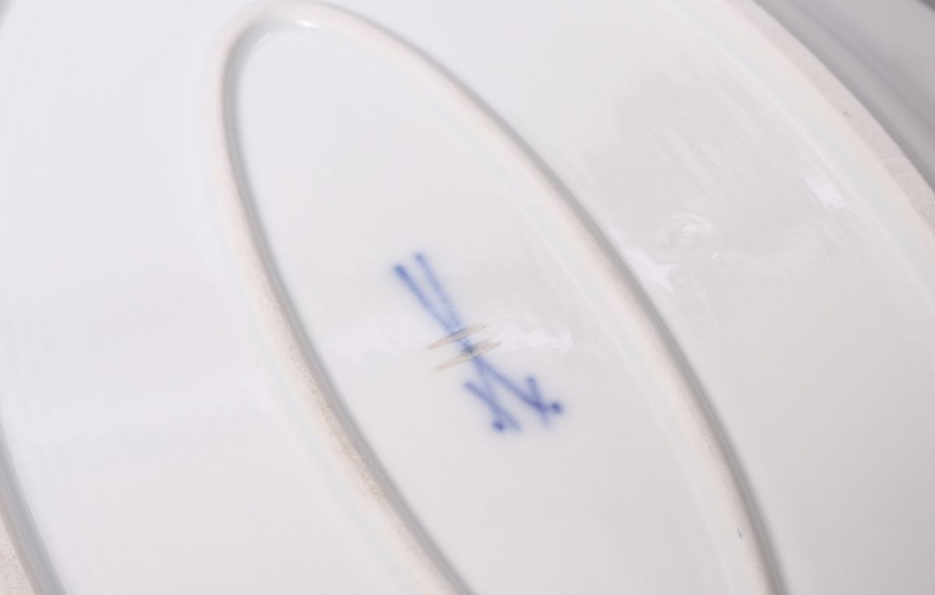 Konvolut Porzellan, MeissenZwiebelmuster, 1 ovale Platte mit geschweiftem Rand, (Knaufschwerter, - Image 3 of 3