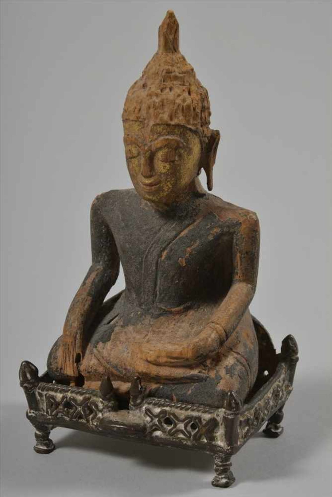 Kleiner Buddha Shakyamuniwohl Burma, um 1900, Reste von Gold- und Schwarzlack, Holz/Metallstand,