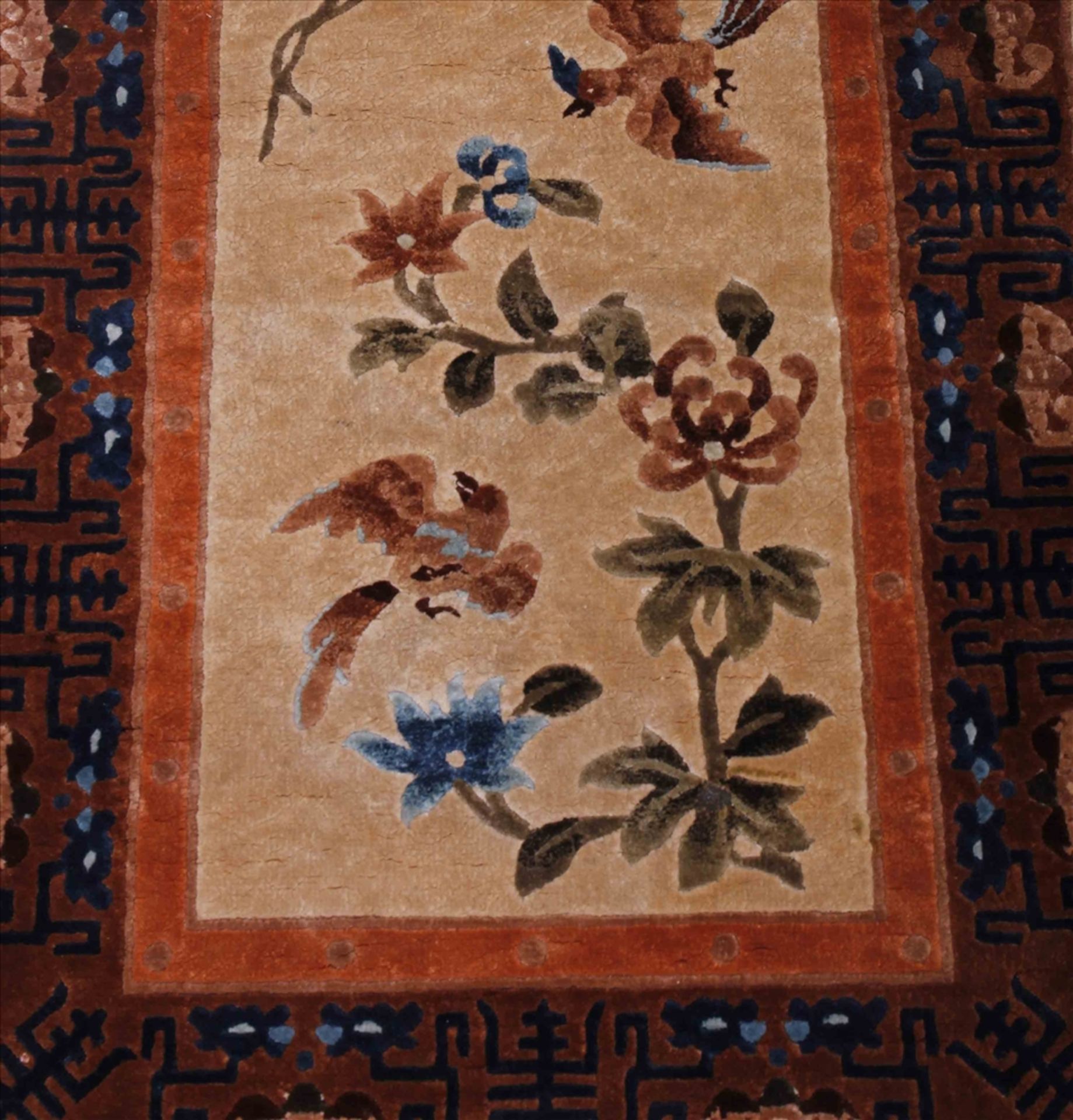 Kleiner TeppichChina, Naturseide, Vogel- u. Strauchdekor, 62x125cmSmall rug, China, natural silk, - Bild 3 aus 3