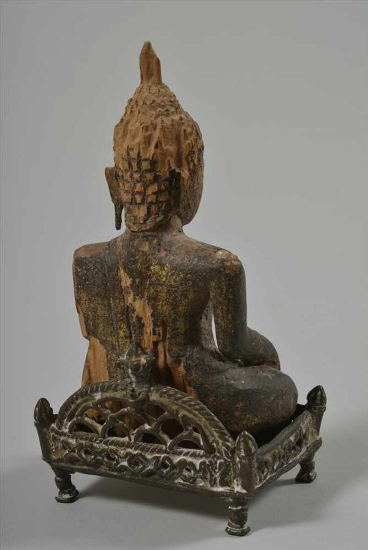 Kleiner Buddha Shakyamuniwohl Burma, um 1900, Reste von Gold- und Schwarzlack, Holz/Metallstand, - Bild 2 aus 4