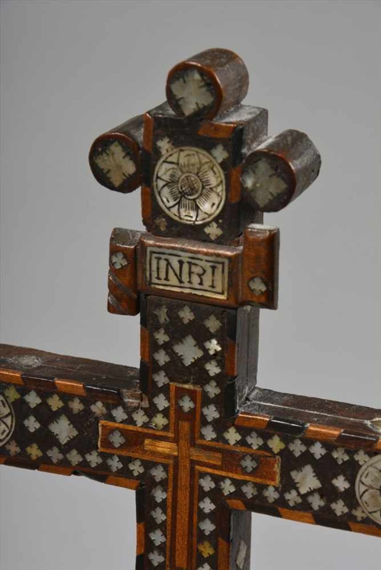Barock-Altarkreuzdeutsch, 18.Jh., trapezförmiger Sockel, eingelegte Perlmutt-Ornamente, Nuss- und - Image 3 of 4