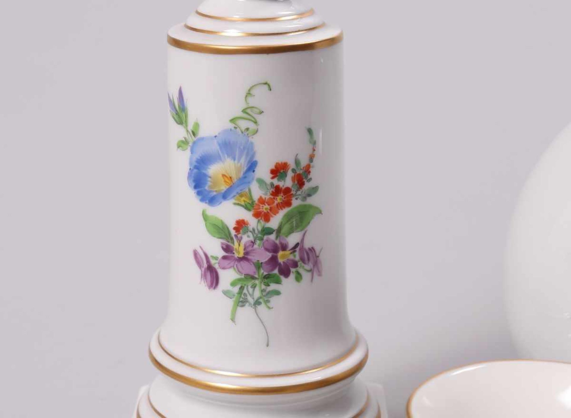 Konvolut MeissenDekor "Deutsche Blume", zwei kleine Vasen und ein Kerzenleuchter, im Boden jeweils - Bild 2 aus 5