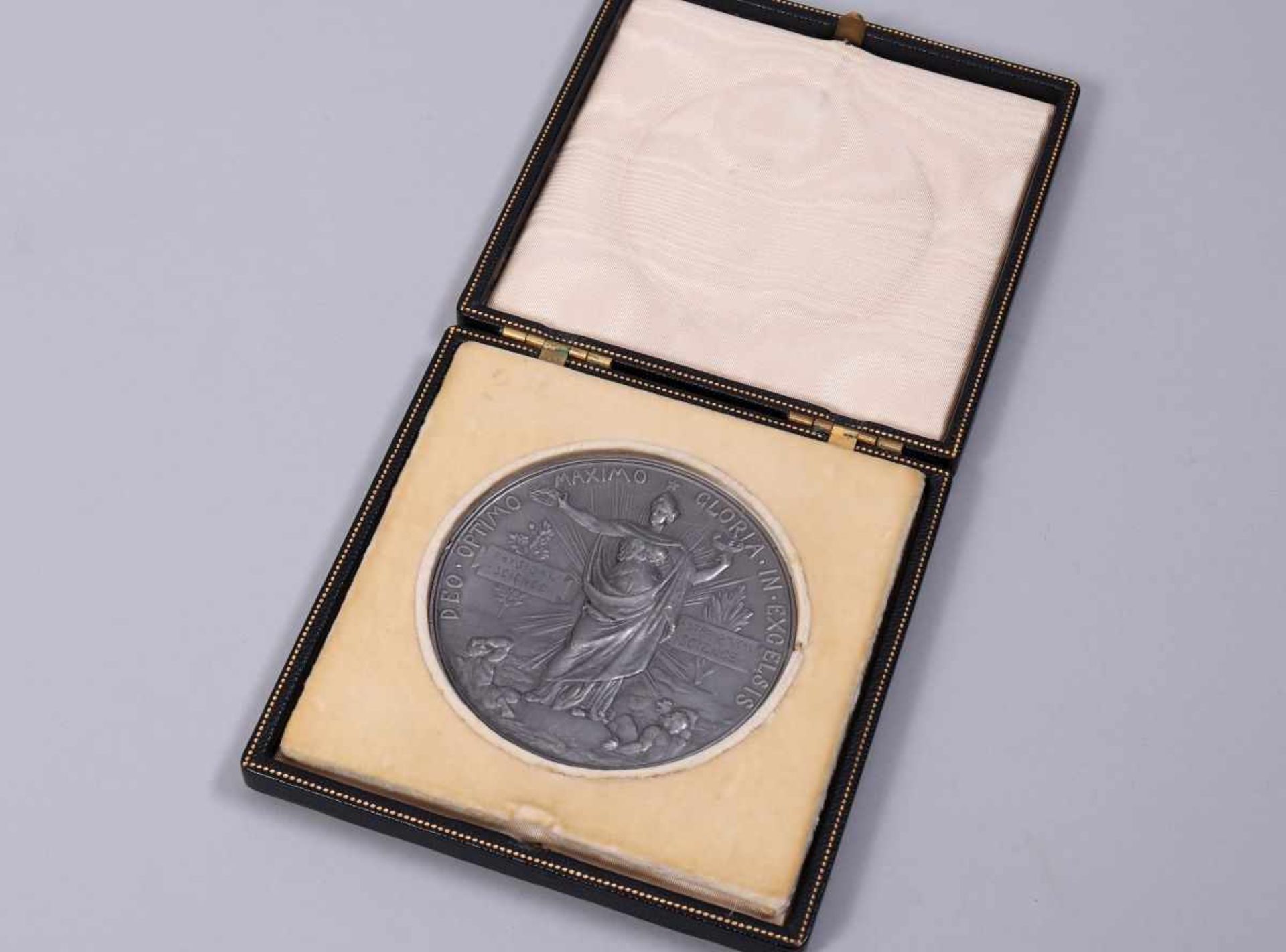 Niels Bohr (1885-1962)- "The Barnard Medal" im EtuiBlei, original Etui von Tiffany & Co. New York,