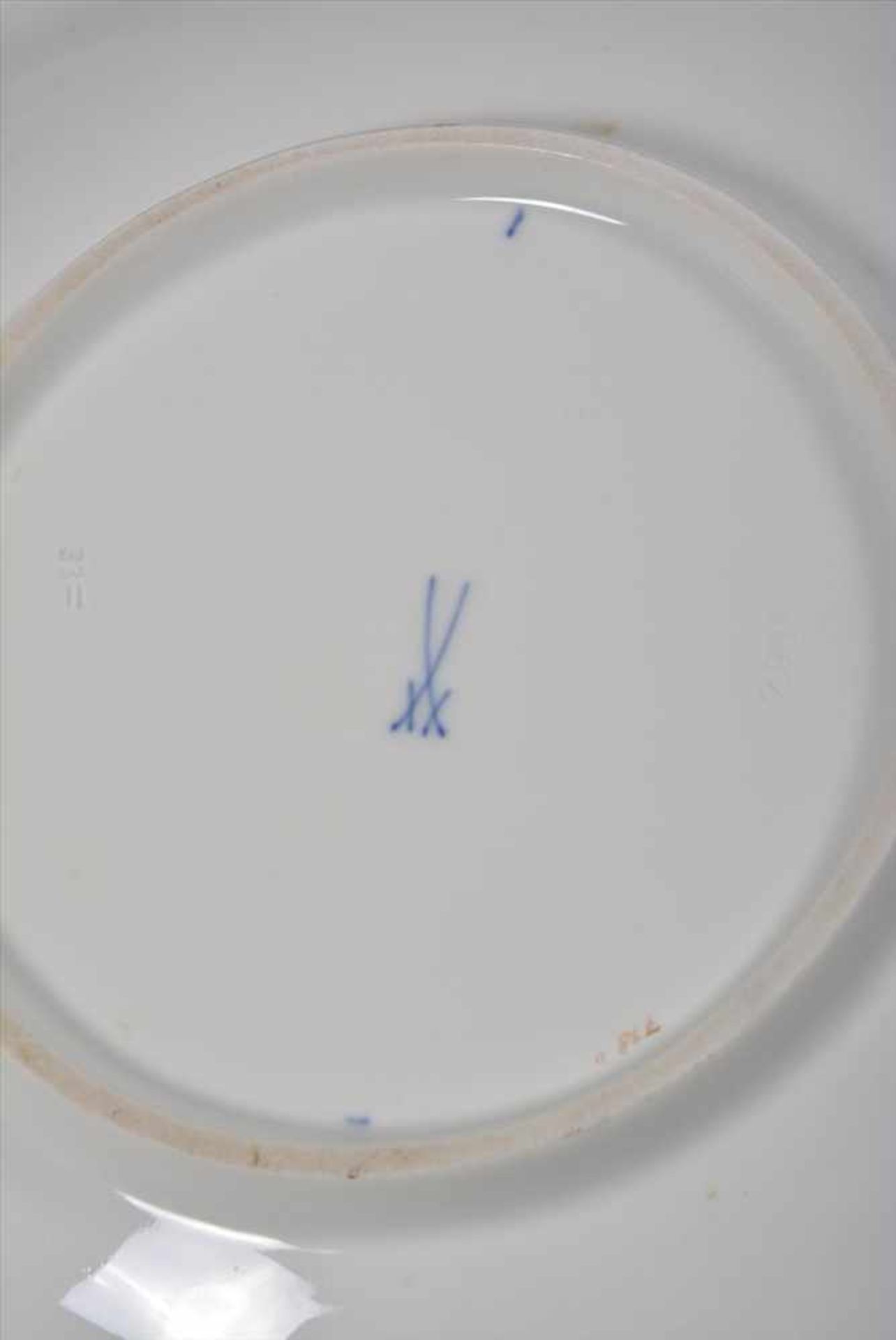 PrunktellerPorzellan, polychrom bemalt und goldstaffiert, Meissen, Knaufschwerter, im Spiegel - Bild 4 aus 4