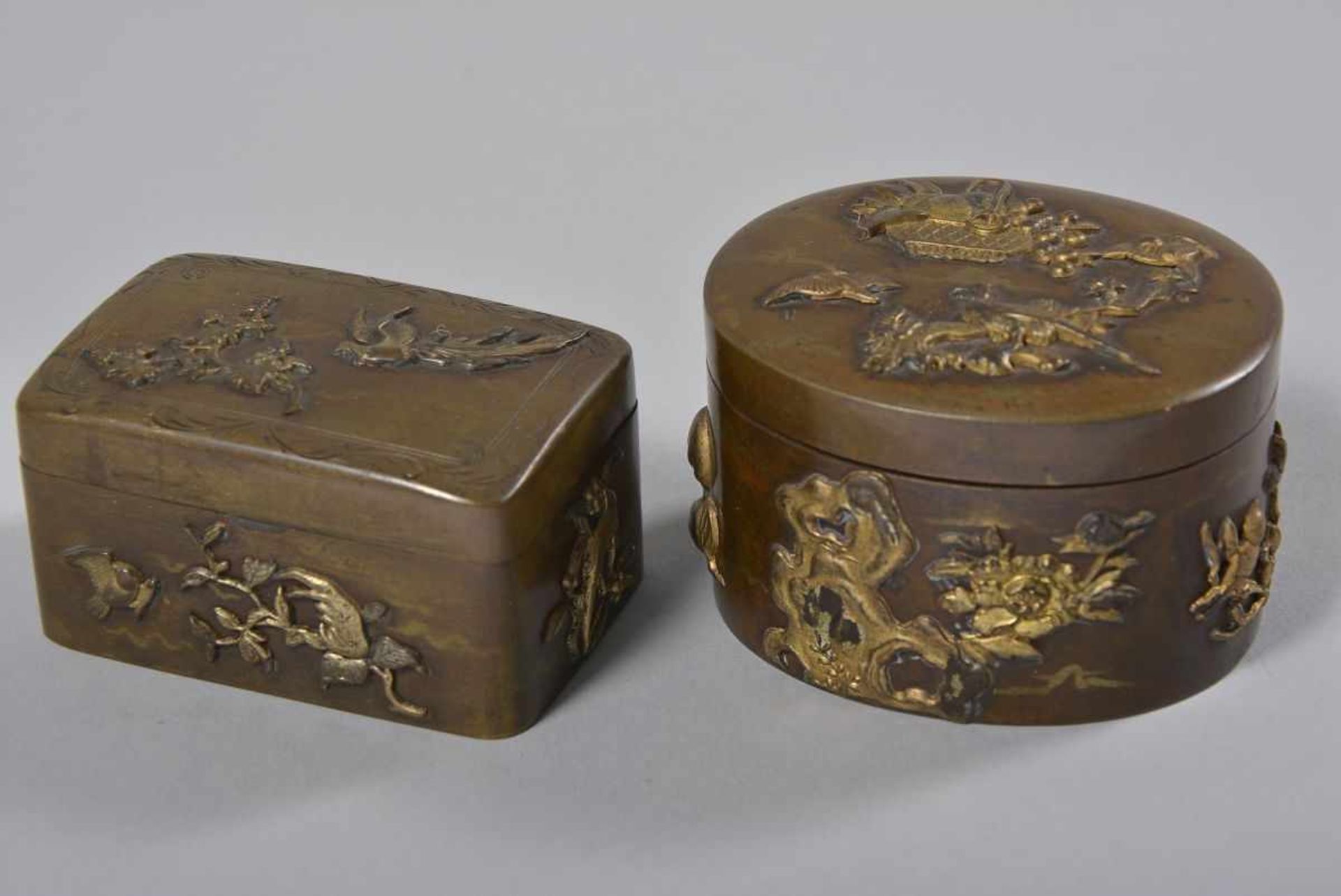 2 kleine DosenJapan, um 1900, oval bzw. rechteckig, aufgelegter Floral- und Vogeldekor, Kupfer/