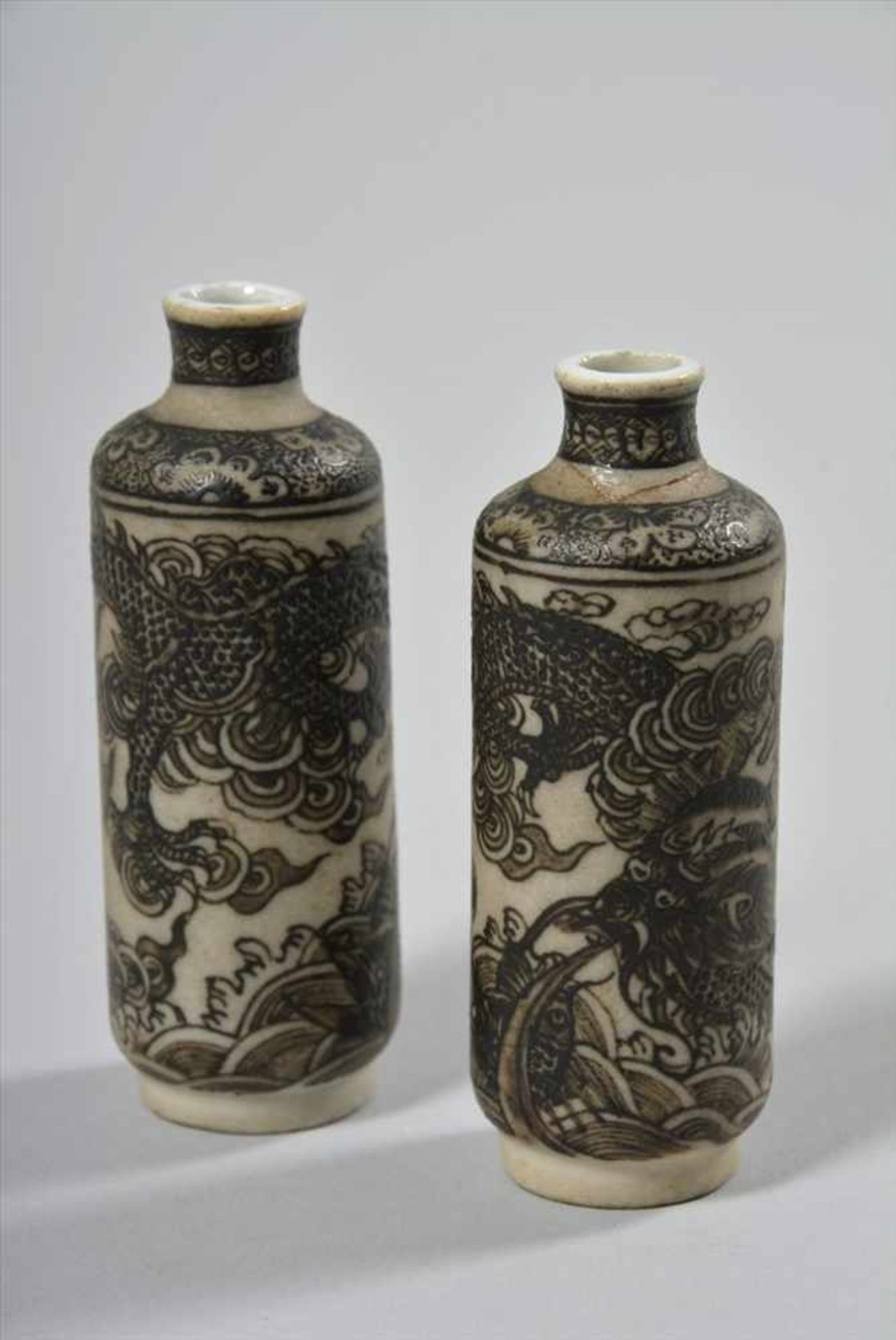 Paar Miniatur-VasenJapan, um 1900, zylindrische Form, schwarzer Drachendekor, Porzellan, H: 7,5cm,