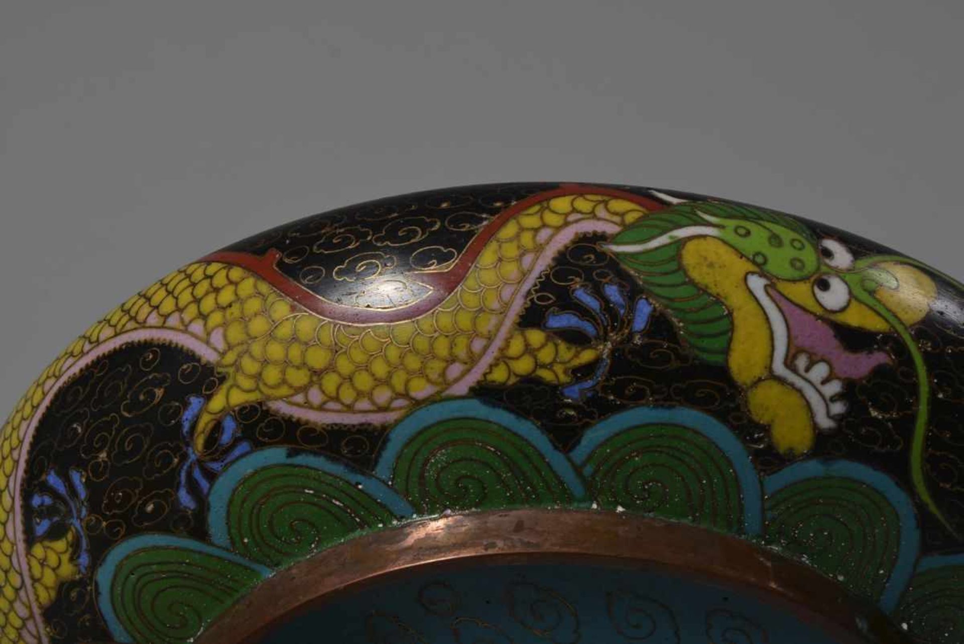 Cloisonne-SchaleChina, 19. Jh., gedrückte Rundform, Drachendekor, im Boden 4-Zeichen-Marke, D: 20, - Bild 4 aus 4