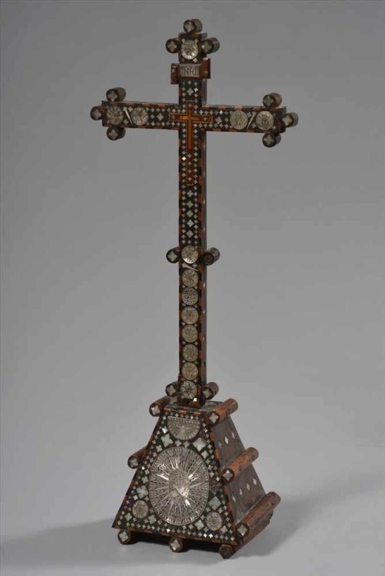 Barock-Altarkreuzdeutsch, 18.Jh., trapezförmiger Sockel, eingelegte Perlmutt-Ornamente, Nuss- und