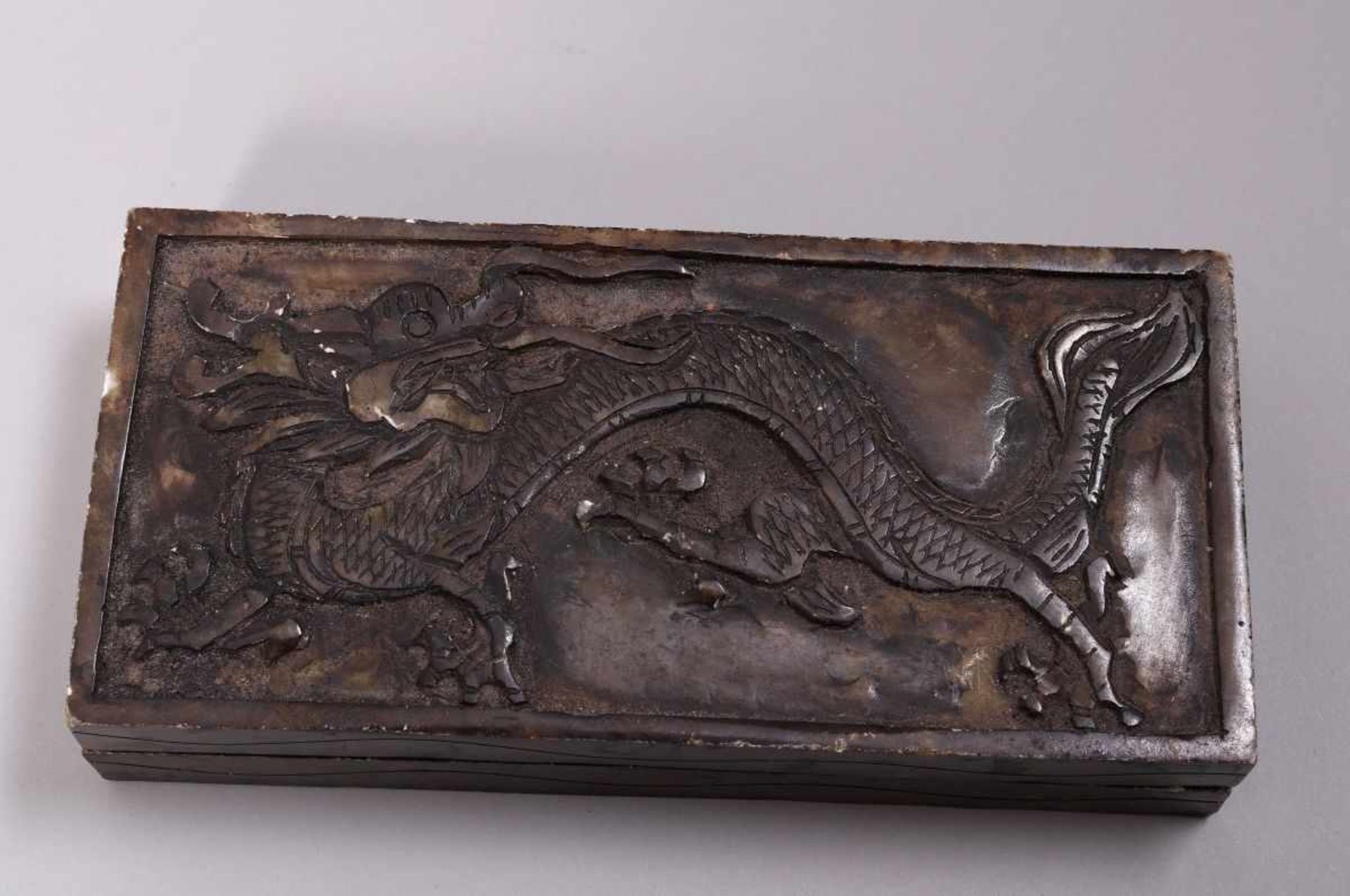 TuschesteinChina, 1. Hälfte 20.Jh., Rechteckform, reliefplastischer Drachendekor, innen - Image 2 of 3
