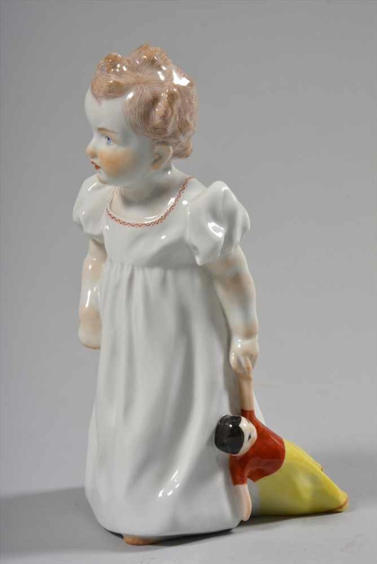 "Hentschelkind", Mädchen mit PuppeKonrad Hentschel (1872 Cölln-1907 Meissen) für Meissen, Entwurf - Bild 2 aus 4