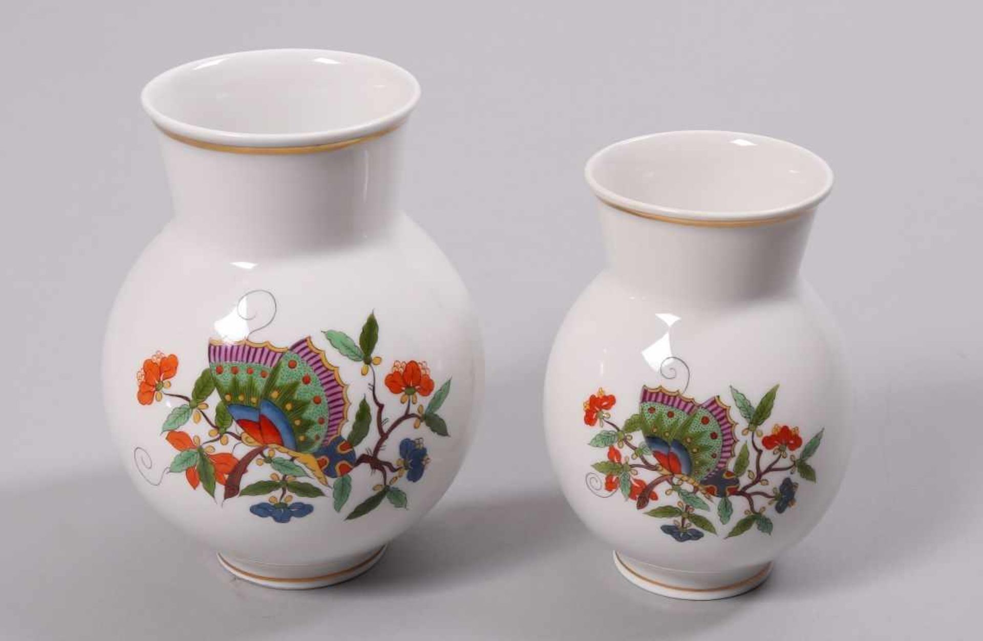 Zwei kleine VasenMeissen, 2.H. 20.Jh., Aufglasur-Dekor "Chinesischer Schmetterling",