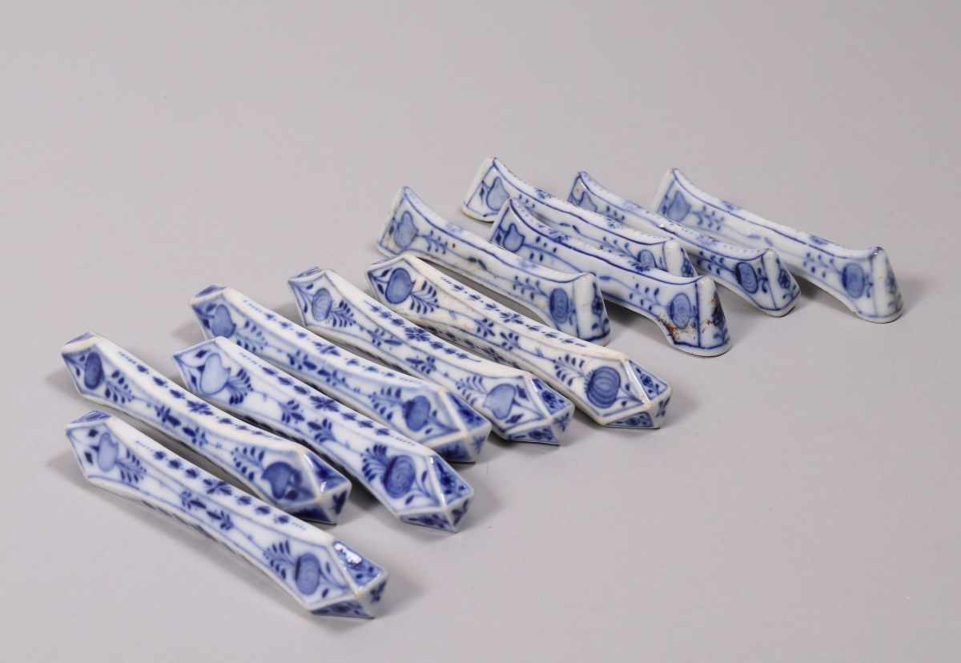 Meissen, um 1900, unterglasurblaues Zwiebelmuster, 5x Brückenform (Marke ausgeschliffen), 6x