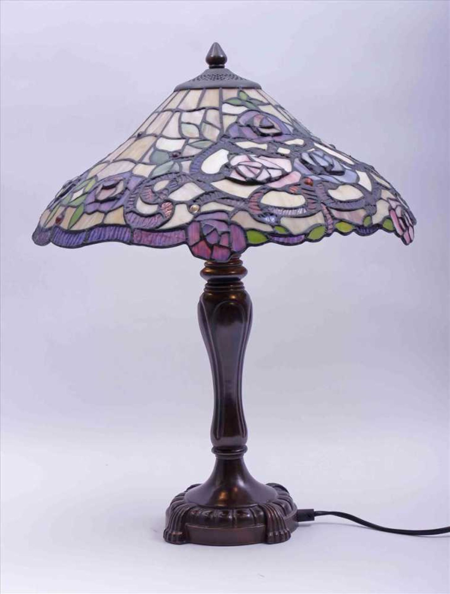 Tischlampe20.Jh., Tiffany-Stil, Balusterschaft, Bleiglasschirm m. Floraldekor, H: 51cm