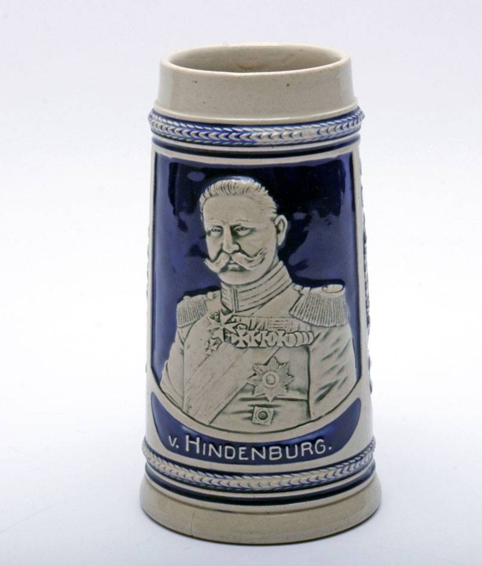 ReservistenkrugSteinzeug, tlw. blau glasiert, Reliefprägung mit schauseitigem Hindenburg-Porträt, - Bild 2 aus 5