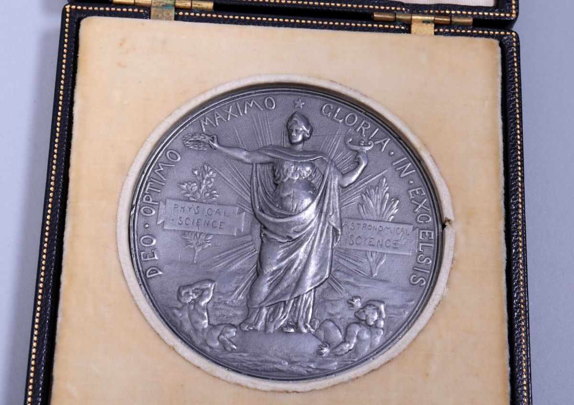Niels Bohr (1885-1962)- "The Barnard Medal" im EtuiBlei, original Etui von Tiffany & Co. New York, - Bild 2 aus 3