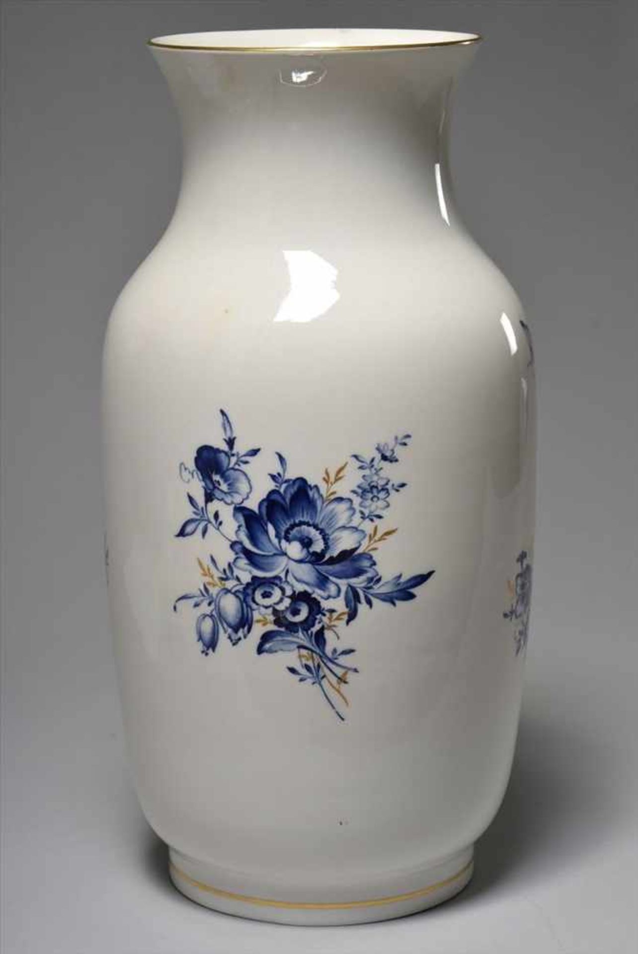 Große Vase, MeissenDekor Blaue Blume, goldstaffiert, 20.Jh., Porzellan, leicht gebauchter Korpus, - Bild 2 aus 3