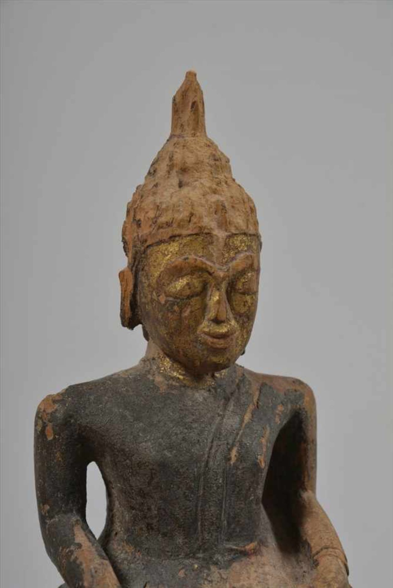 Kleiner Buddha Shakyamuniwohl Burma, um 1900, Reste von Gold- und Schwarzlack, Holz/Metallstand, - Bild 3 aus 4