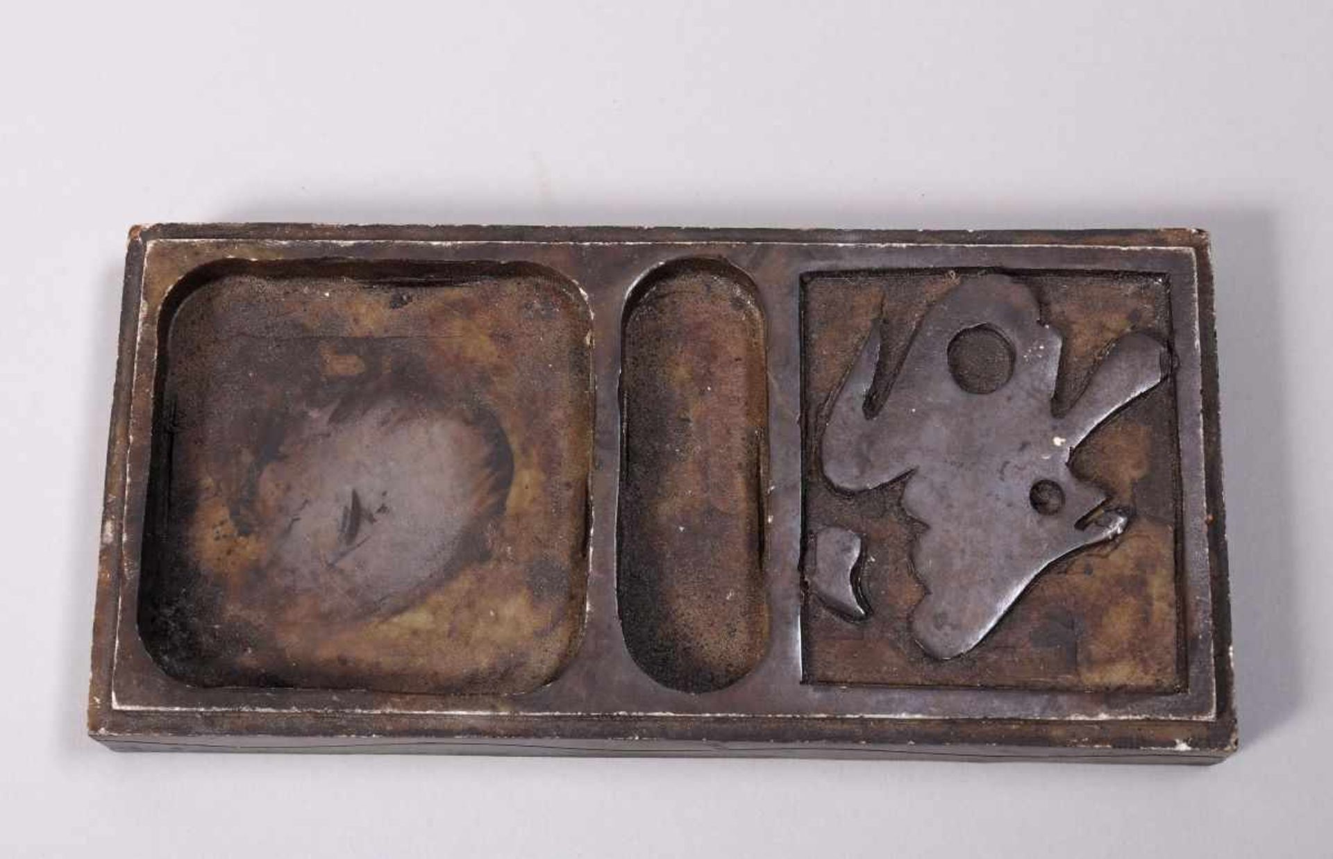 TuschesteinChina, 1. Hälfte 20.Jh., Rechteckform, reliefplastischer Drachendekor, innen - Image 3 of 3