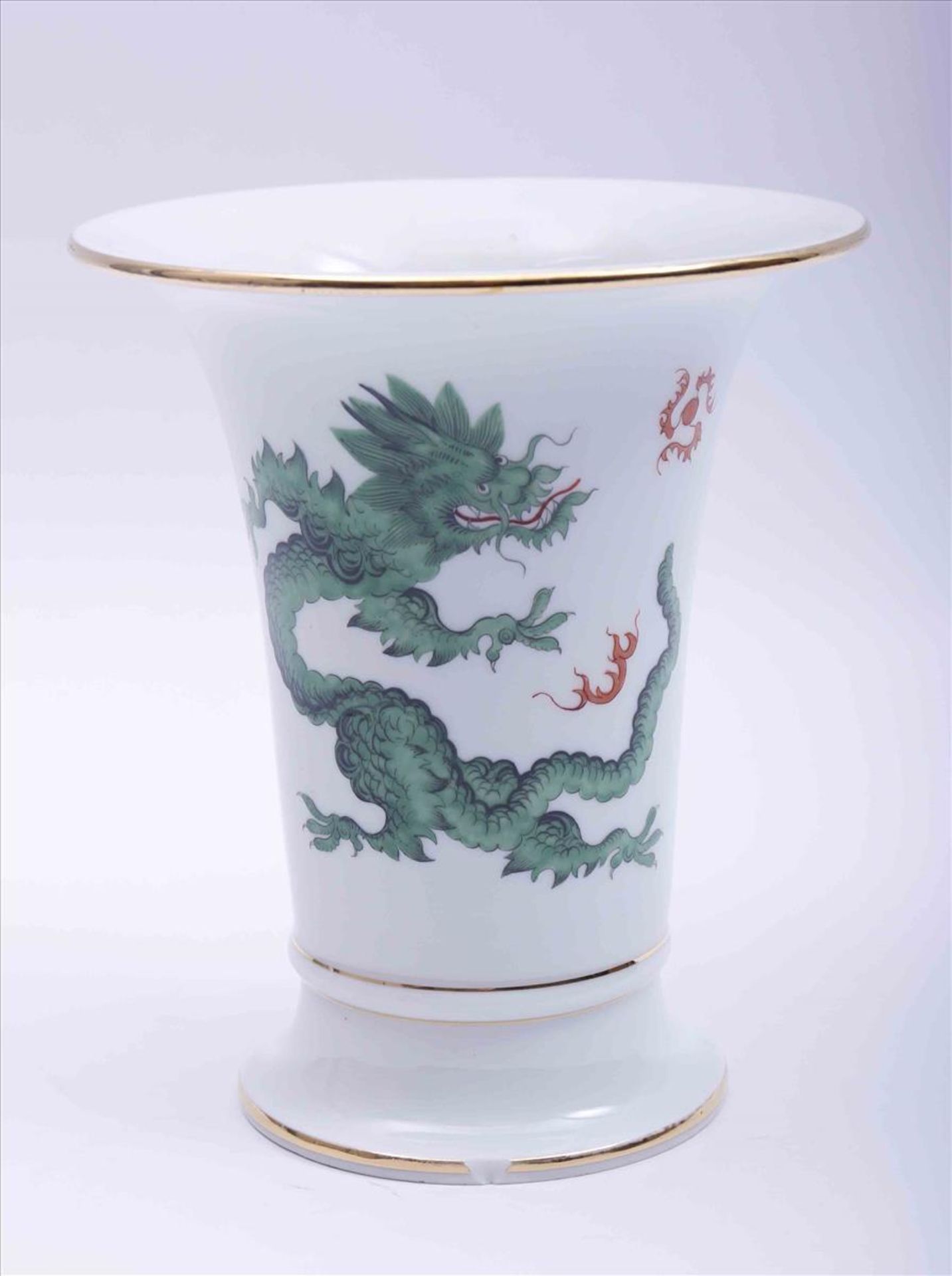 Kleine Vase, Meissen20.Jh., Dekor "grüner Hofdrache", Porzellan, H: 16,5cm, Fuß bestoßenSmall