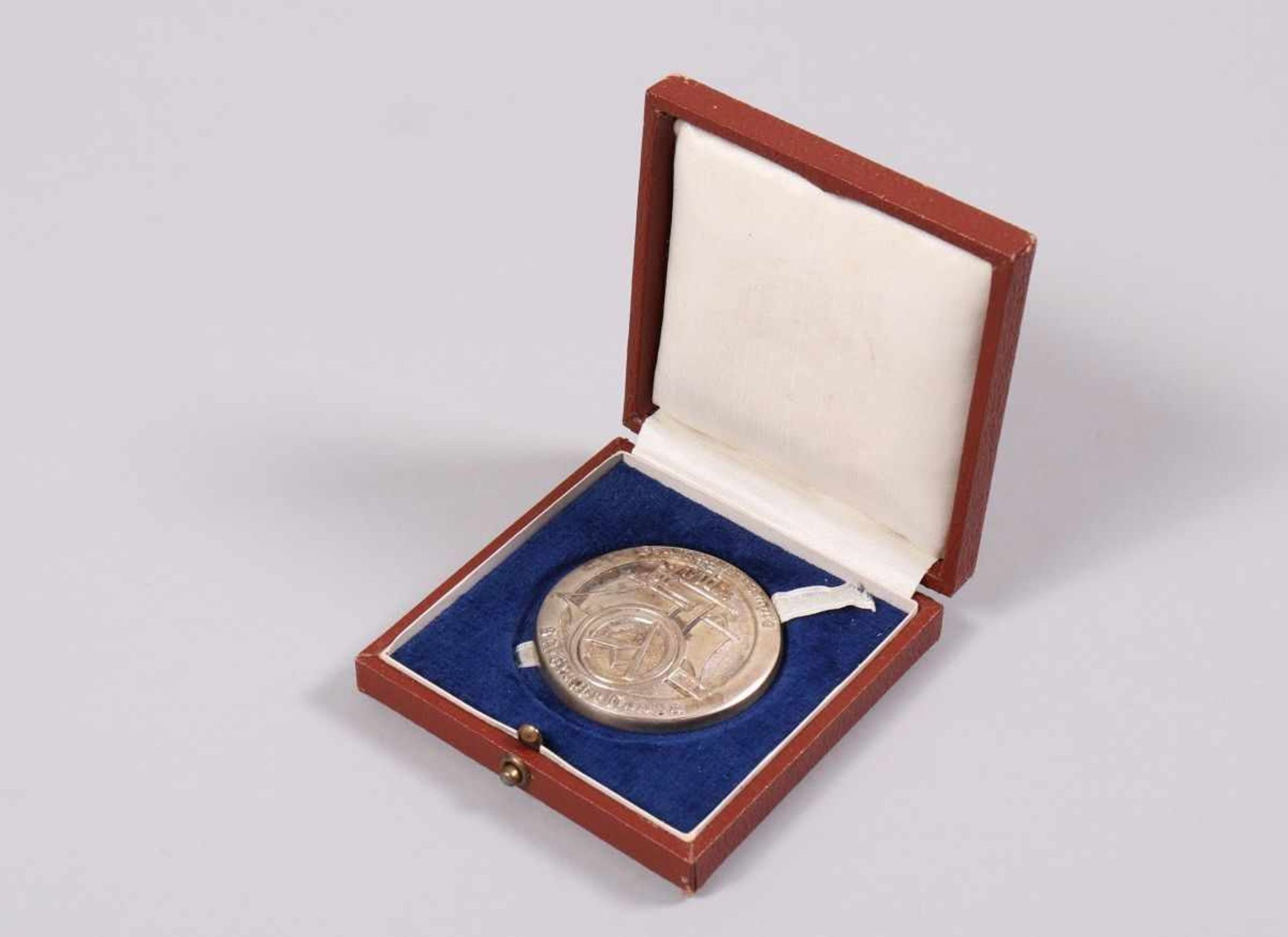 Medaille, Gruppenwettkämpfe SA mit EtuiGroße versilberte Medaille der SA Gruppe Hansa, im braunen