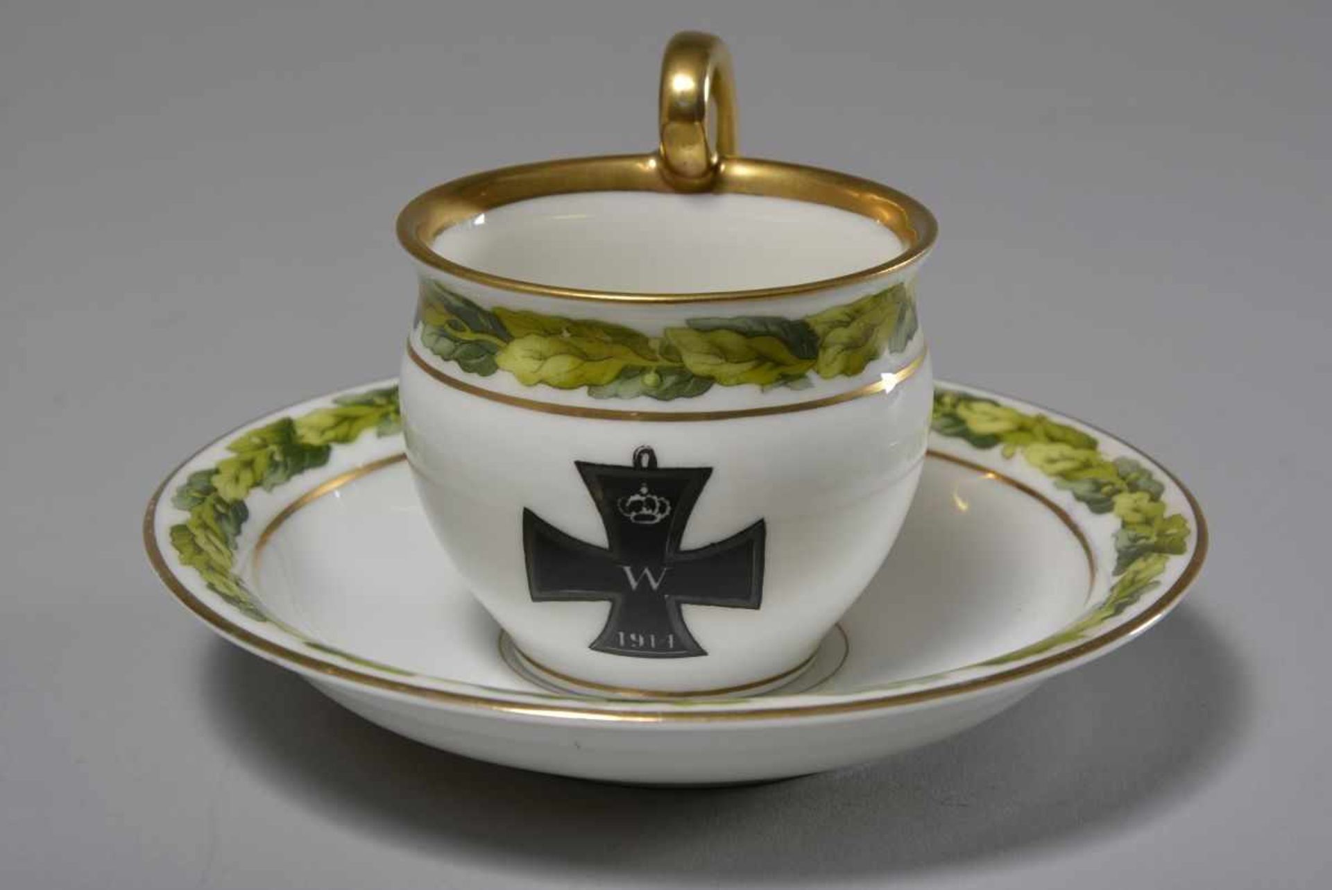 Patriotische Tasse mit Untertassedeutsch, 1914, gebauchte Tasse mit Volutenhenkel, polychromer